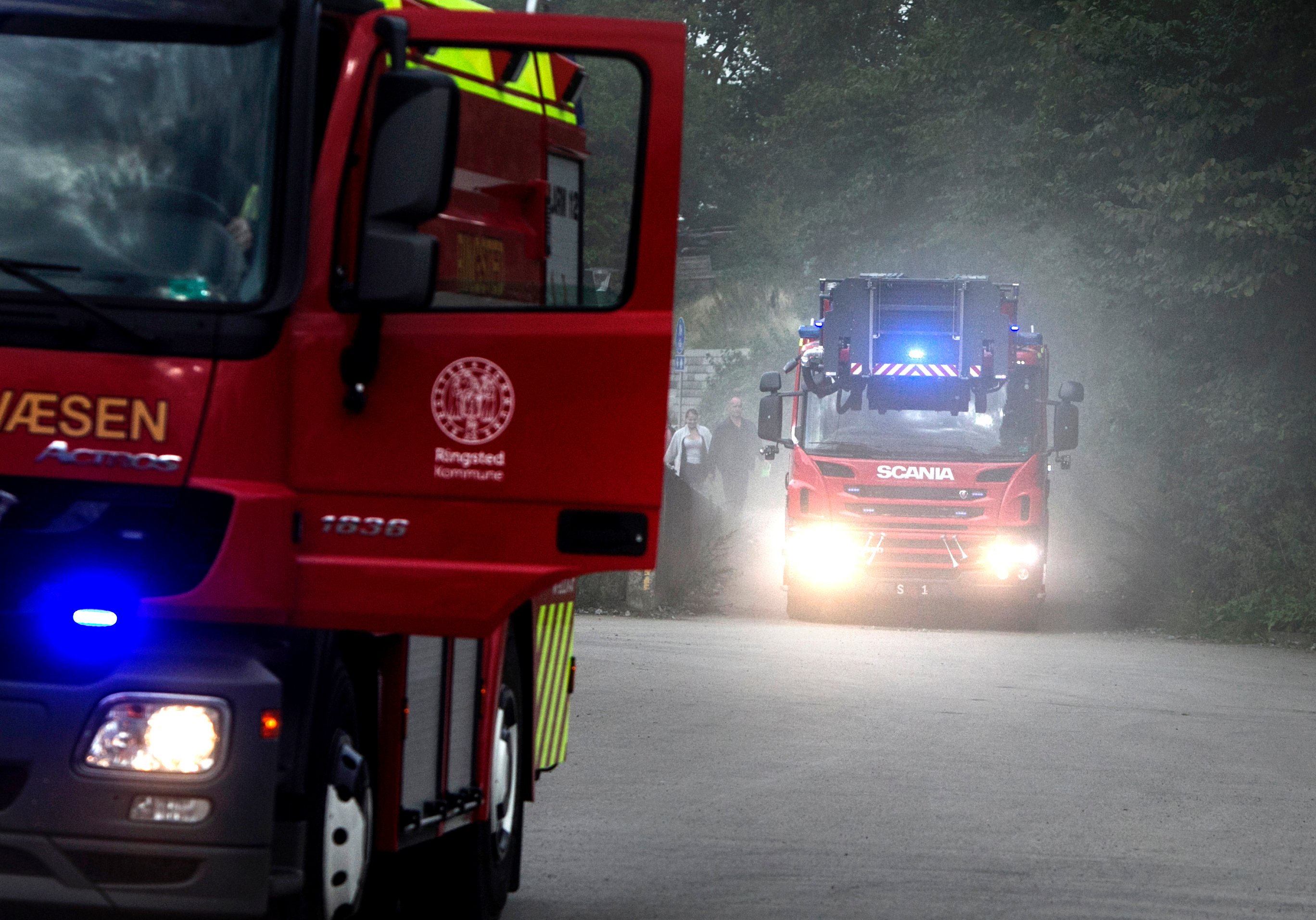 Søndag kl. 05.12 blev brandvæsen og politi kaldt ud til brand i rækkehuse.