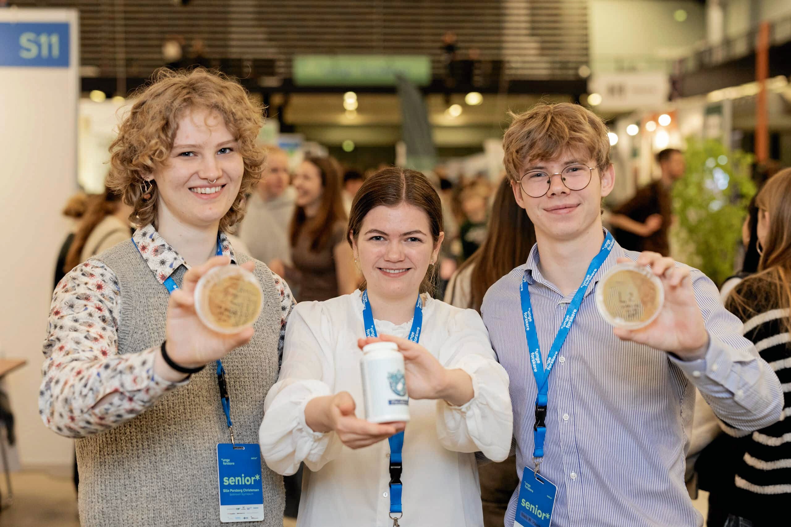 De tre forskerspirer med medaljer fra Unge Forskere.
