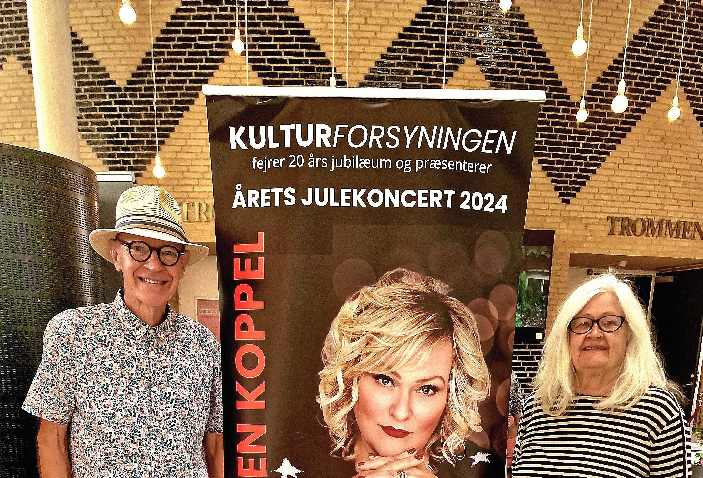 Foreningen Kulturforsyningen, som blev stiftet i 2004, fejrer 20 års jubilæet med koncert nr. 21 med Maria Carmen Koppel i Hørsholm Kirke. De kulturelle ildsjæle bag er ægteparret Annie og Jerry Ritz, som her ses i forbindelse med FrivilligeCentrets foreningsdag i Kulturhus Trommen. - Barbara Diemi Foreningen Kulturforsyningen, som blev stiftet i 2004, fejrer 20 års jubilæet med koncert nr. 21 med Maria Carmen Koppel i Hørsholm Kirke. De kulturelle ildsjæle bag er ægteparret Annie og Jerry Ritz, som her ses i forbindelse med FrivilligeCentrets foreningsdag i Kulturhus Trommen.