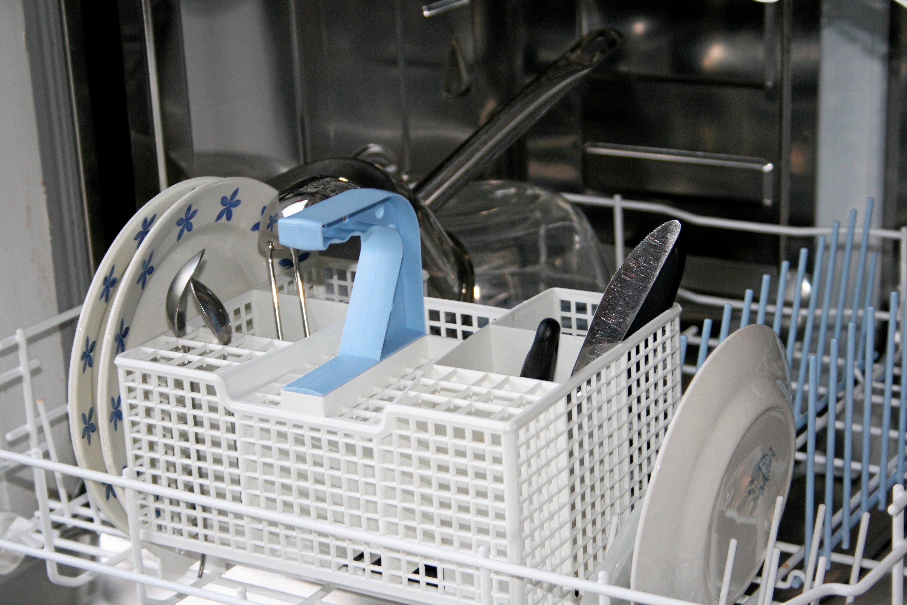 Den bedste måde at vende bestikket på i en bestikkurv i en opvaskemaskine er vende hovedet på bestikket op og skaftet ned.