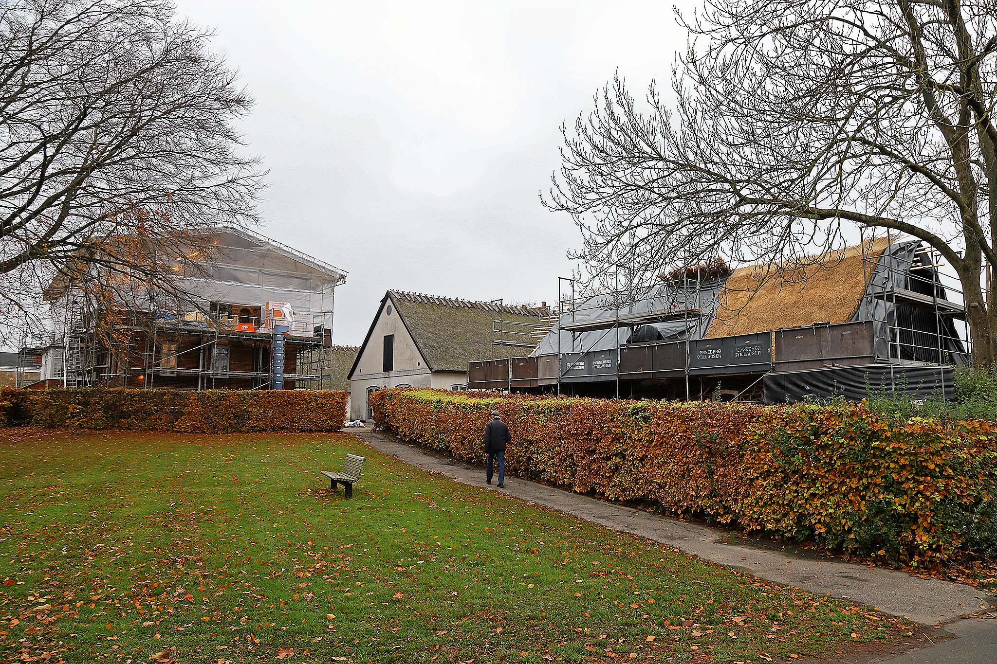 En af det gamle Lillerøds ældste bygninger, der blandt andet har fungeret som kommunekontor, er for tiden pakket ind i stilladser.