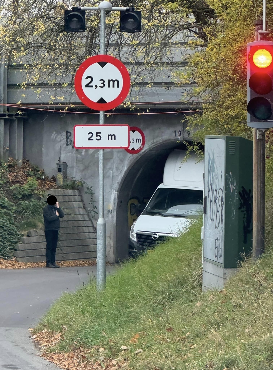 Chaufføren så ikke ud til at være kommet noget til. Det står værre til med bilen. - Lisbeth Bachmann Chaufføren så ikke ud til at være kommet noget til. Det står værre til med bilen.