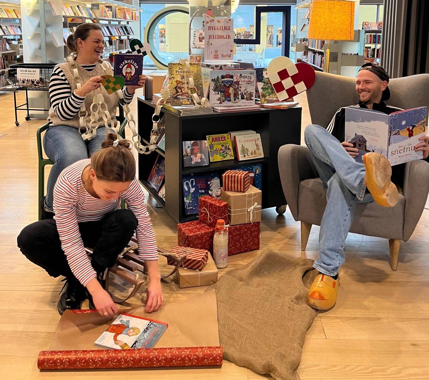 Der er masser af julerier på det lokale bibliotek.