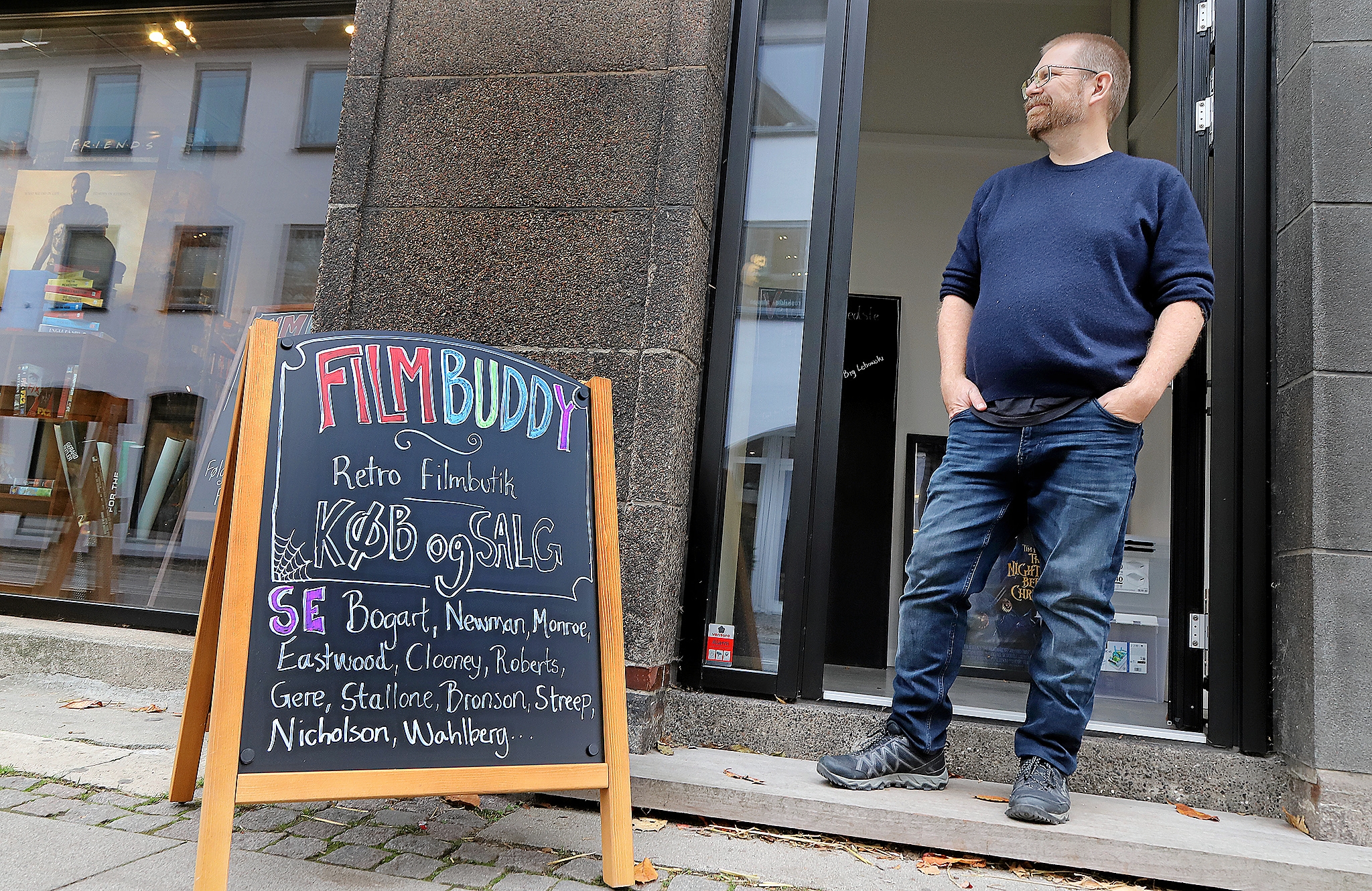 Kenneth Carlsson har mere eller mindre officielt åbnet sin filmbutik FilmBuddy i Allehelgensgade. - Allan Nørregaard Kenneth Carlsson har mere eller mindre officielt åbnet sin filmbutik FilmBuddy i Allehelgensgade.