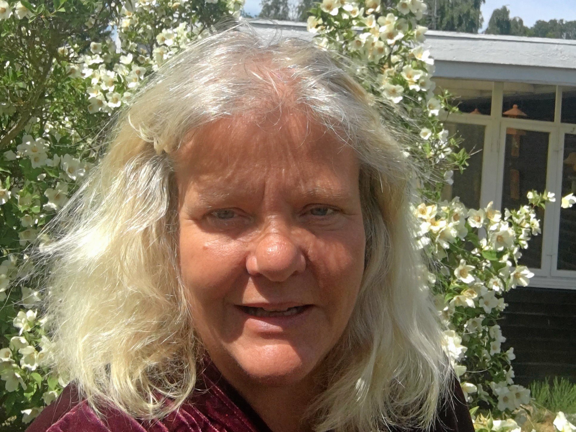 Pianist og organist Lise Hanskov sidder ved flygelet, når der er 'Fællessang og Flygelklang' i Hørsholm Kirke.