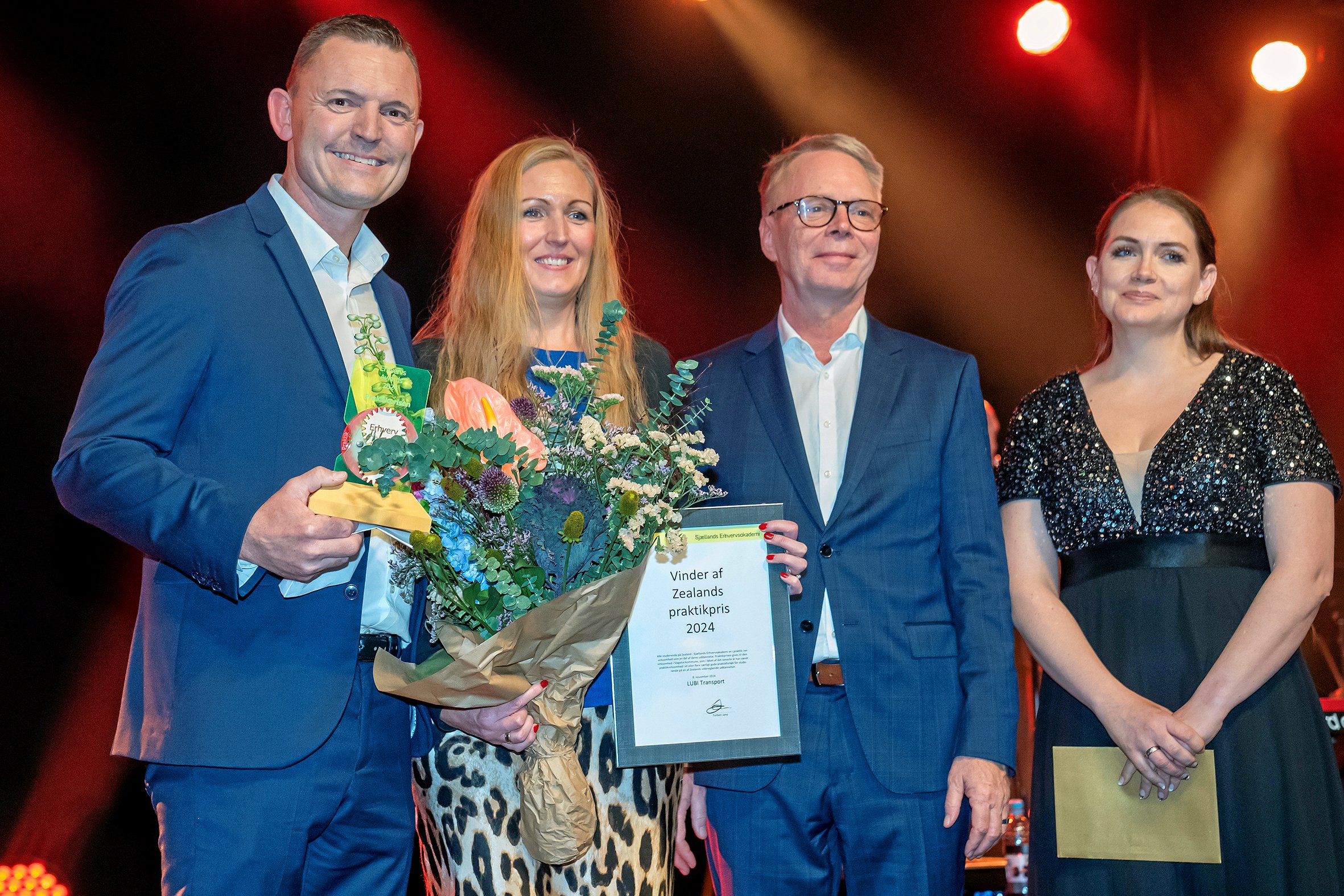 Fra venstre er det Hans Henrik Lund-Madsen og Maria Lund-Madsen, ejere af LUBI Transport, som modtog praktikprisen fra Zealand - Sjællands Erhvervsakademi og Torben Jano.