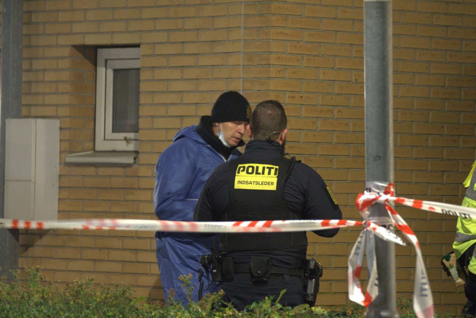Ifølge vagtchefen er der ingen meldinger om, at nogen skulle være ramt af skuddene.