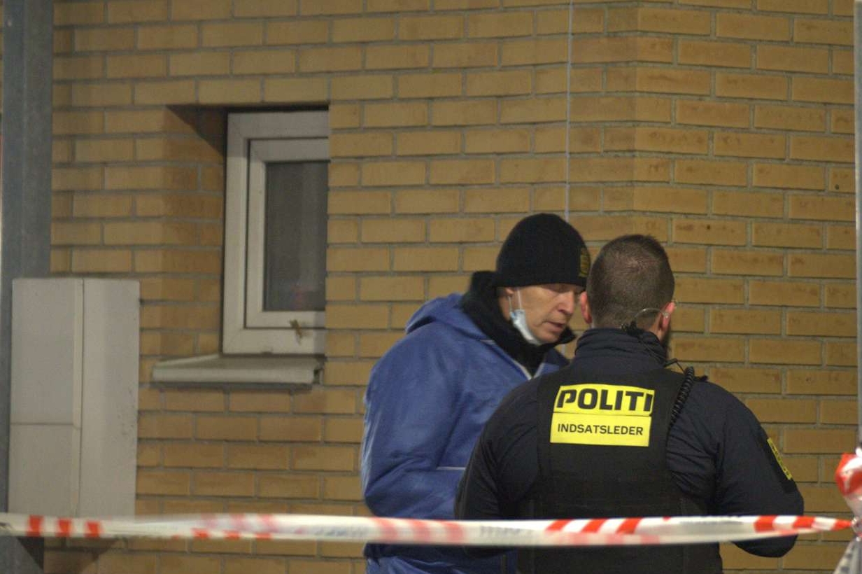 Politiets teknikere på stedet for at sikre eventuelle spor efter skyderiet. - Presse-fotos.dk Politiets teknikere på stedet for at sikre eventuelle spor efter skyderiet.