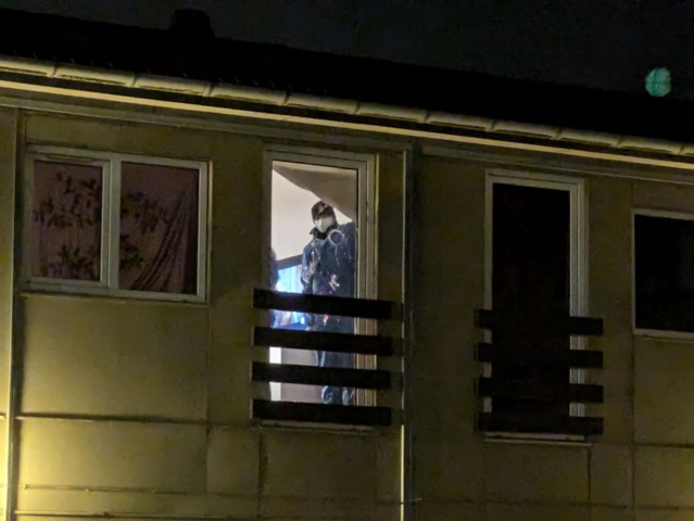 Billeder fra stedet viser, hvordan der er blevet skudt mod en lejlighed. - Presse-fotos.dk Billeder fra stedet viser, hvordan der er blevet skudt mod en lejlighed.