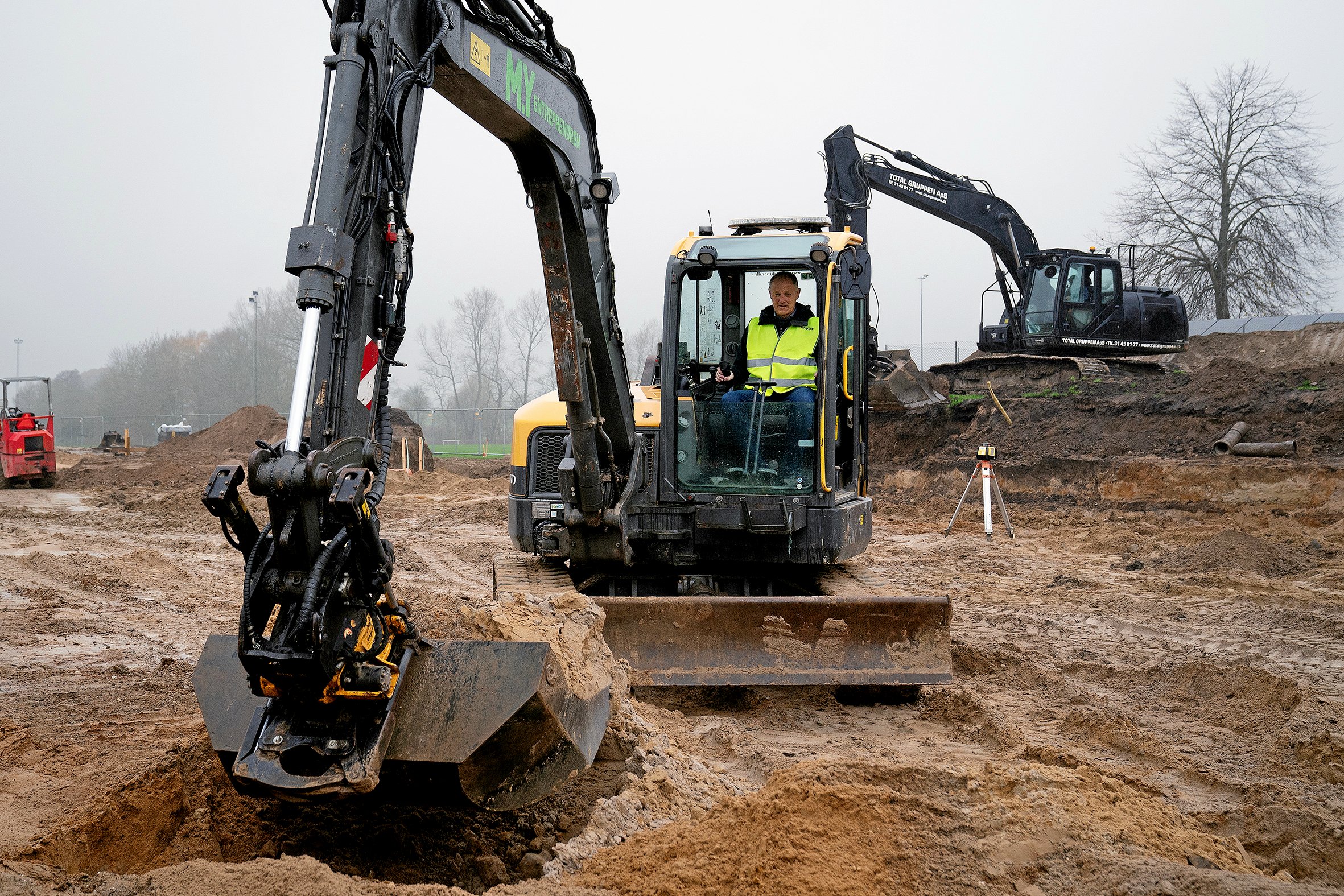 Martin Damm tog første spadestik til opførelsen af 24 nye plejeboliger i november 2024 til demenslandsbyen ved Rørmosecentret i Gørlev. 19. marts er der invielse af demenslandsbyen.