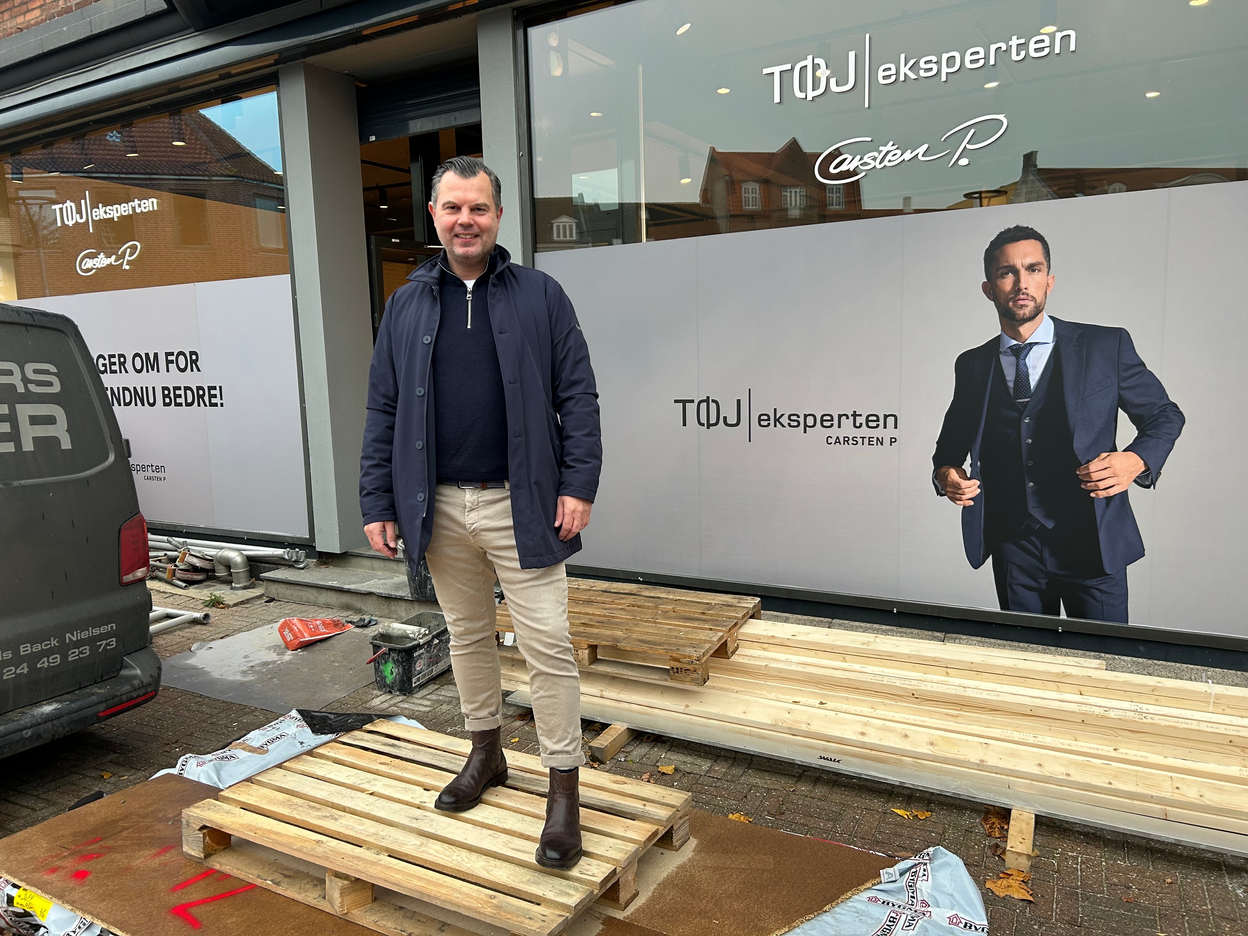 Tøjeksperten og Carsten P vokser sammen på Nytorv 7. På billedet Michael Larsen, som står for driften at den store butik.