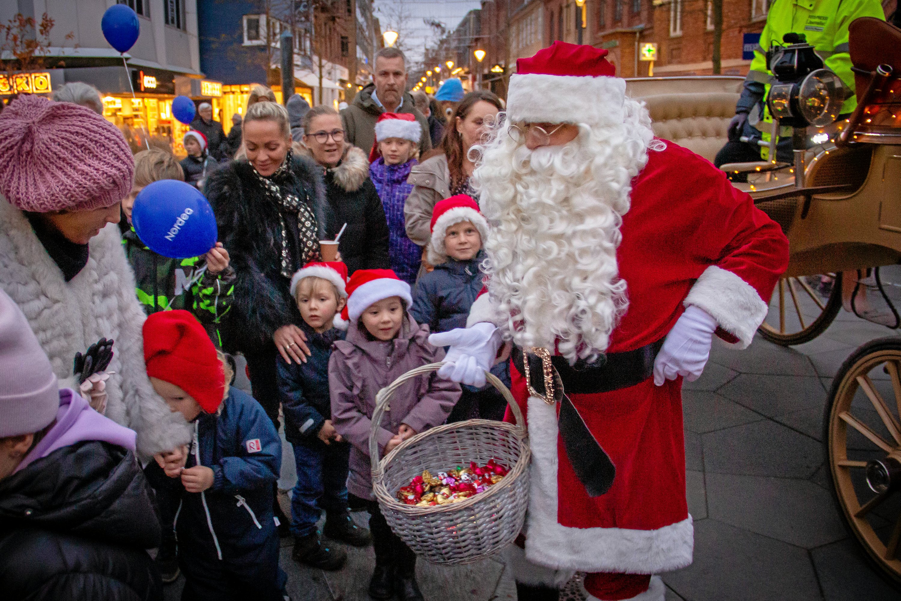 På fredag tændes der juletræ og julelys i bymidten. Og selvfølgelig kommer julemanden også forbi.