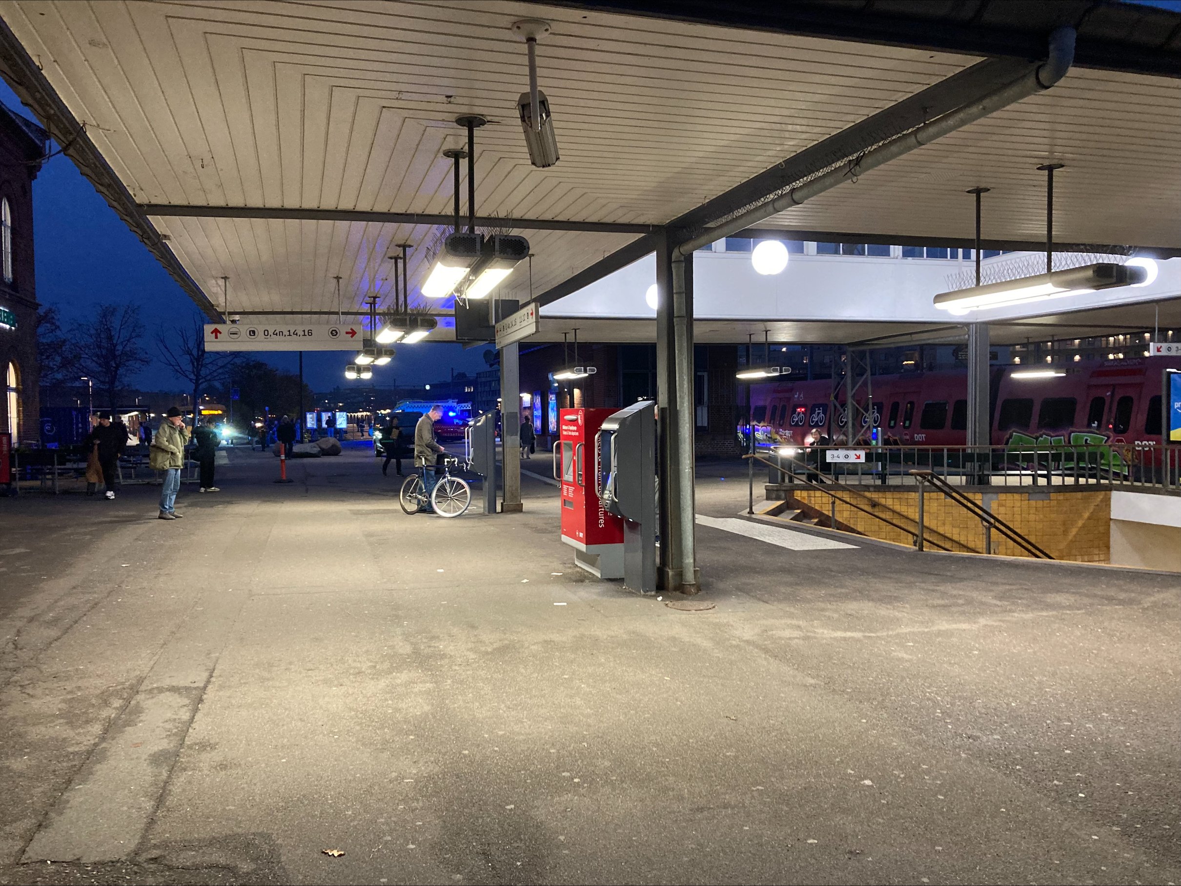 Opgraderingen af Hillerød Station betyder, at der anlægges to spor gennem stationsområdet mellem tunnelnedgangen (th i foto) og selve stationsbygningen.