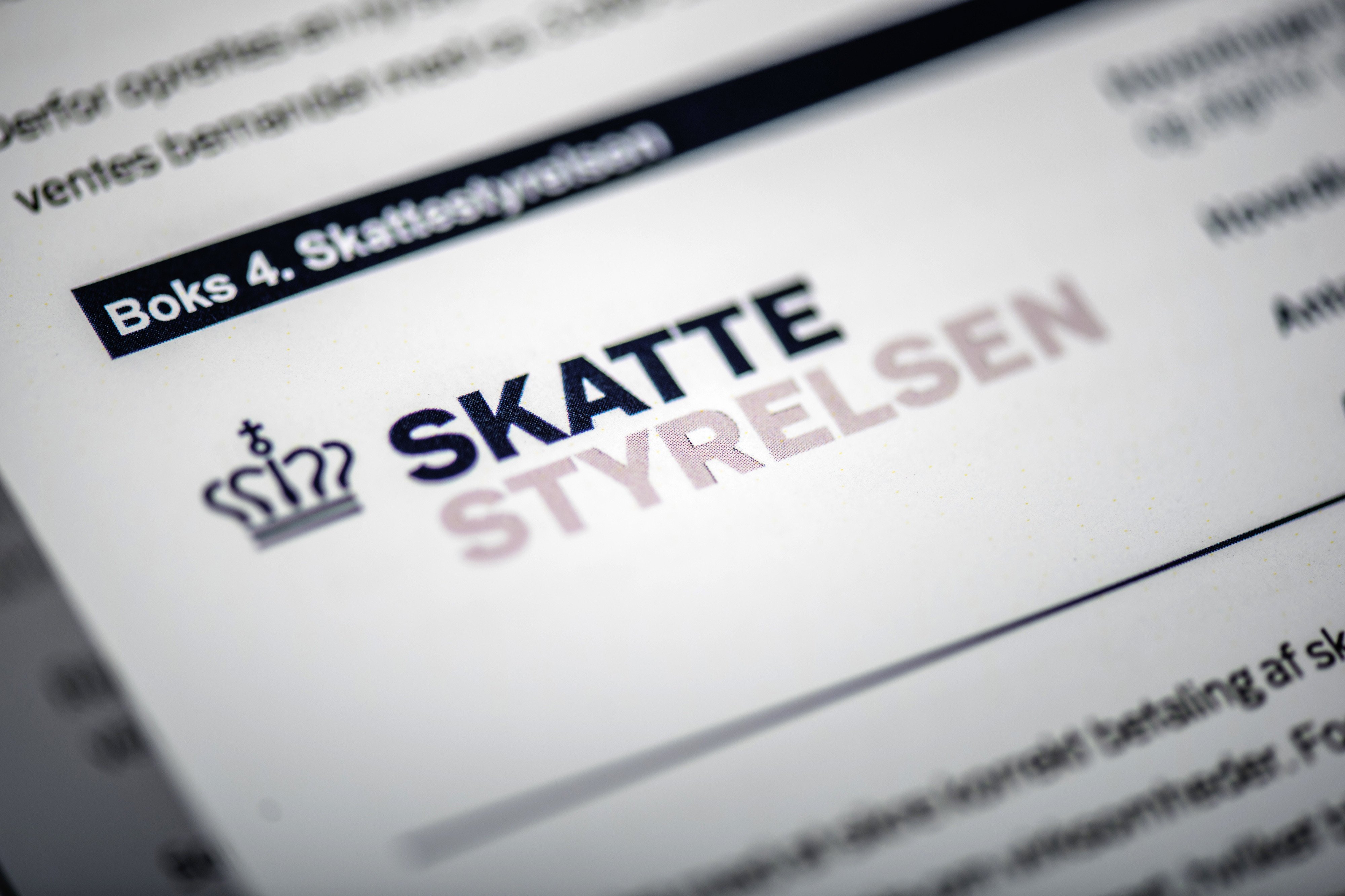 Der er flere danskere, som bevidst betaler for meget i skat for at opspare penge. Men det er ikke så god en idé ifølge Skatteguidens skattechef Cecilie Bay Frandsen. For de penge kunne have vokset sig større, hvis man i stedet havde fået dem udbetalt og investeret eller indsat pengene på en bankkonto med positiv indlånsrente. (Arkivfoto).