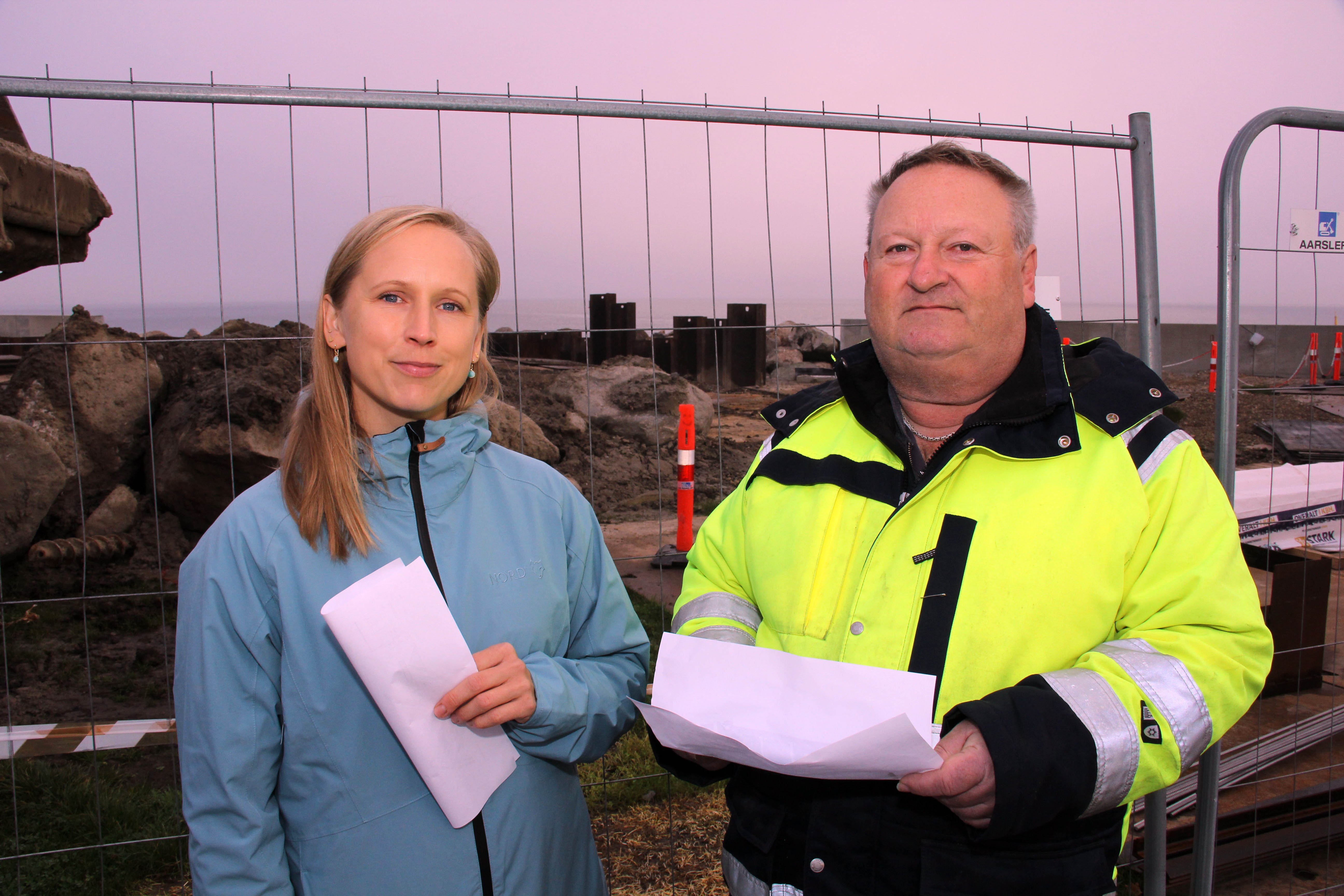Arne Kristensen, sektionsleder i Novafos, der her ses sammen med projektleder Kathrine Petersen, forsikrer om, at Novafos arbejder på højtryk, så Skovshoved Havbad forhåbentlig kan genåbne til påsken 2025.