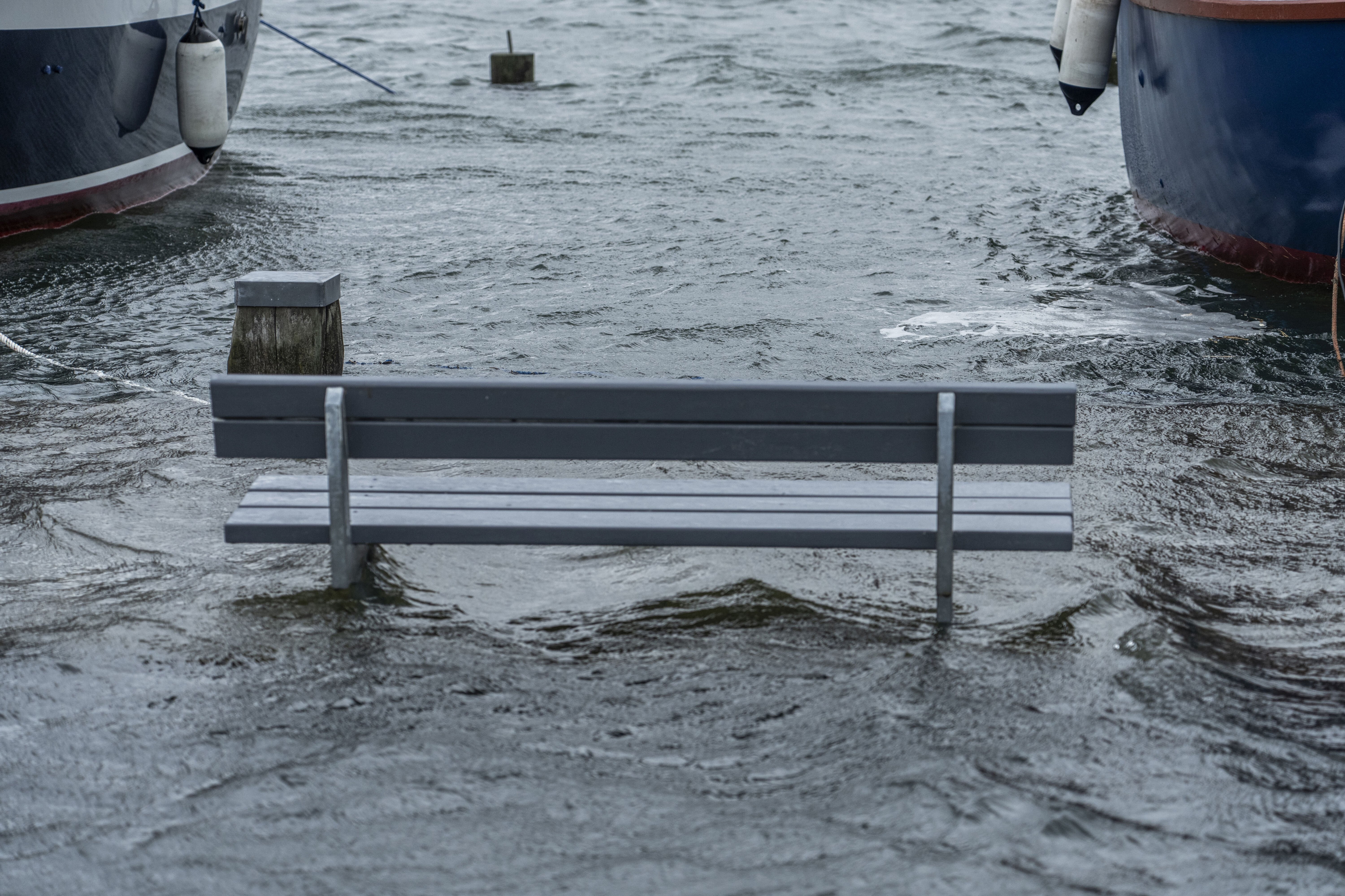 Vandet fossede ind ved Køge Bugt, da den værste stormflod i mere end 100 år ramte flere dele af landet i oktober sidste år. (Arkivfoto).