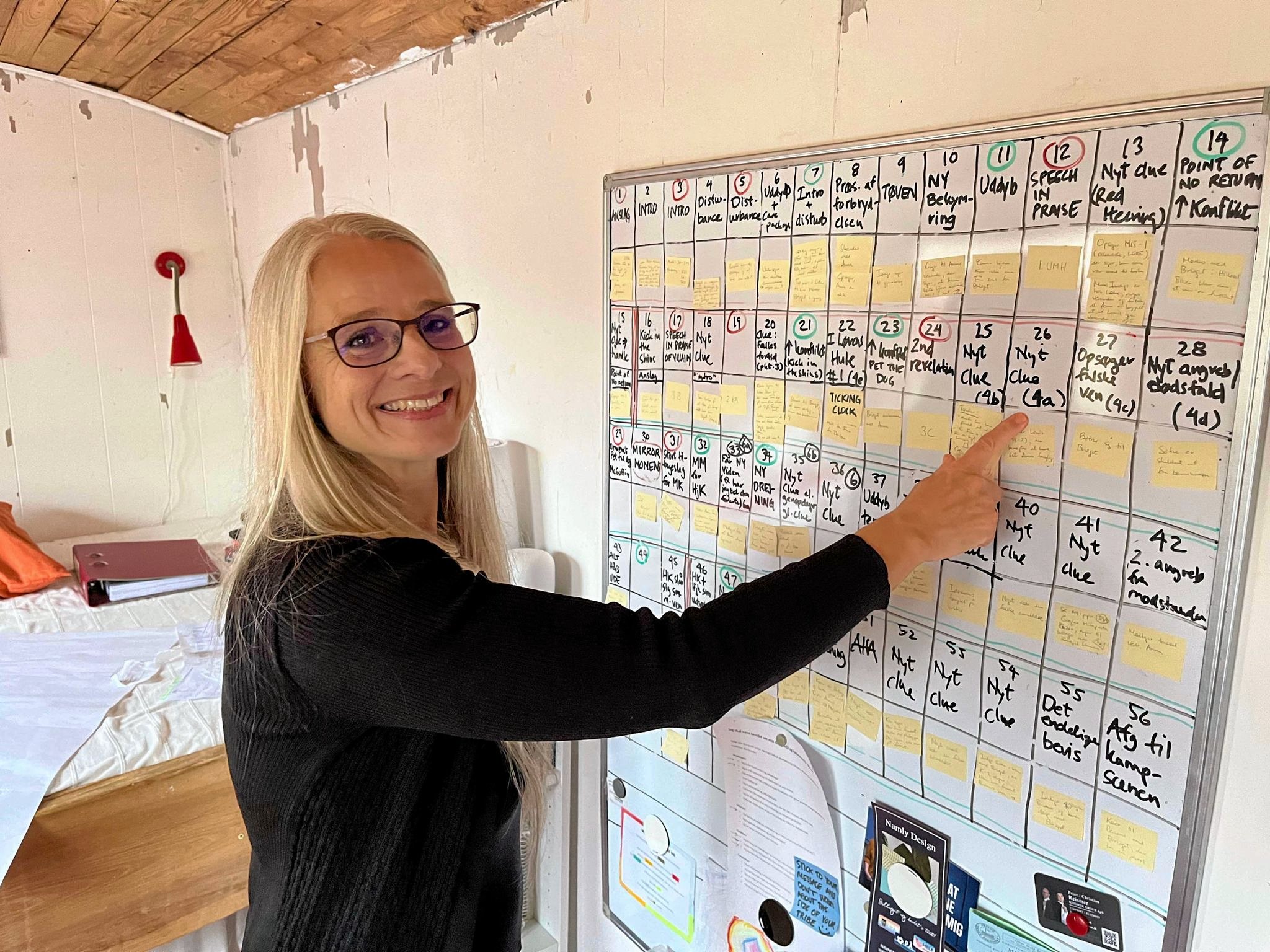 Anette Ellegaard i arbejdsrummet, hvor plot-tavlen nærmest er et kapitel for sig selv