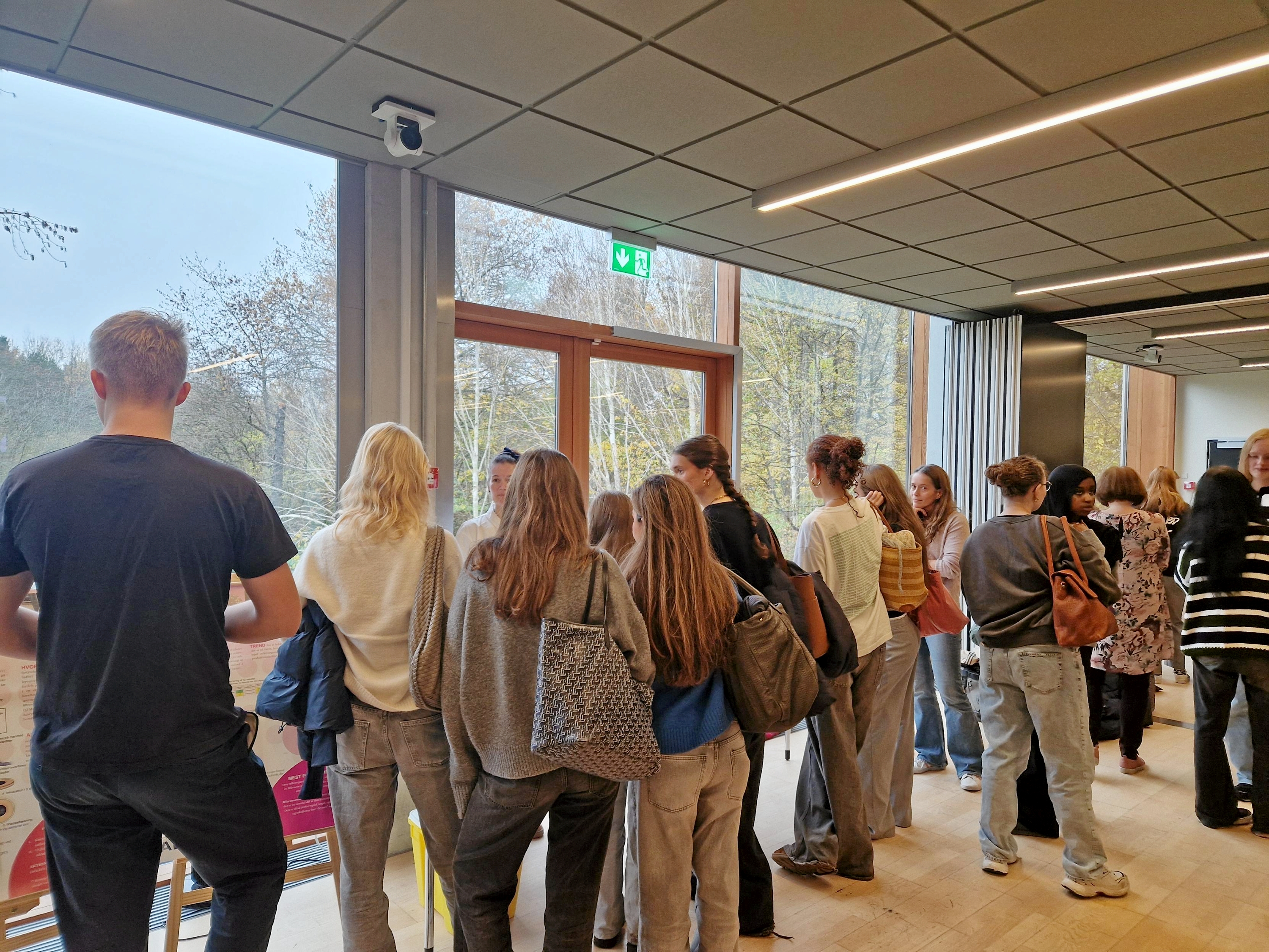 I dag har virksomheden over 3000 ansatte, hvoraf 900 af dem arbejder fra hovedkvarteret i Forskerparken i Hørsholm. - ALK I dag har virksomheden over 3000 ansatte, hvoraf 900 af dem arbejder fra hovedkvarteret i Forskerparken i Hørsholm.