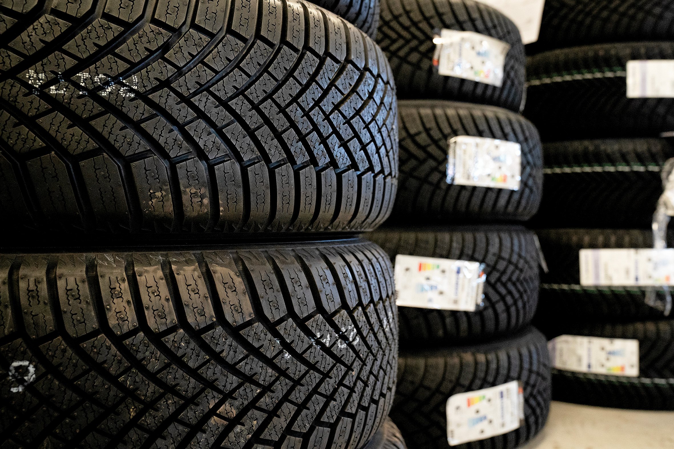 Der er lang ventetid på at få skiftet fra sommer- til vinterdæk hos automekanikerne.