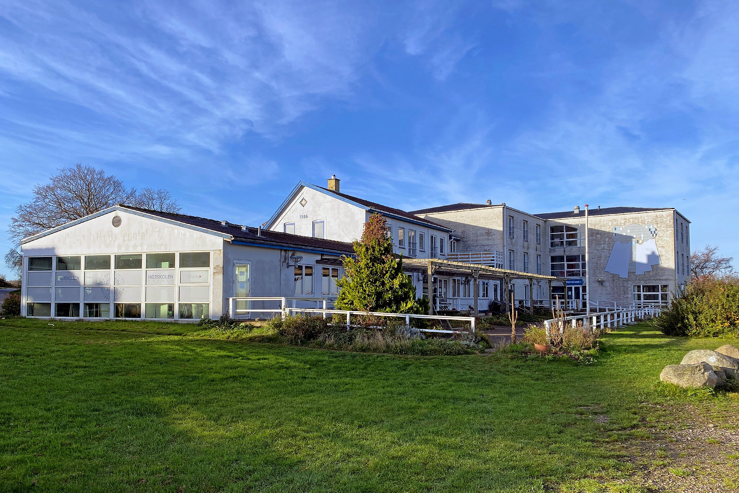 Staten har trukket tilskuddet til Højskolen for Bevidsthedsudvikling og kræver udbetalt tilskud tilbagebetalt.
