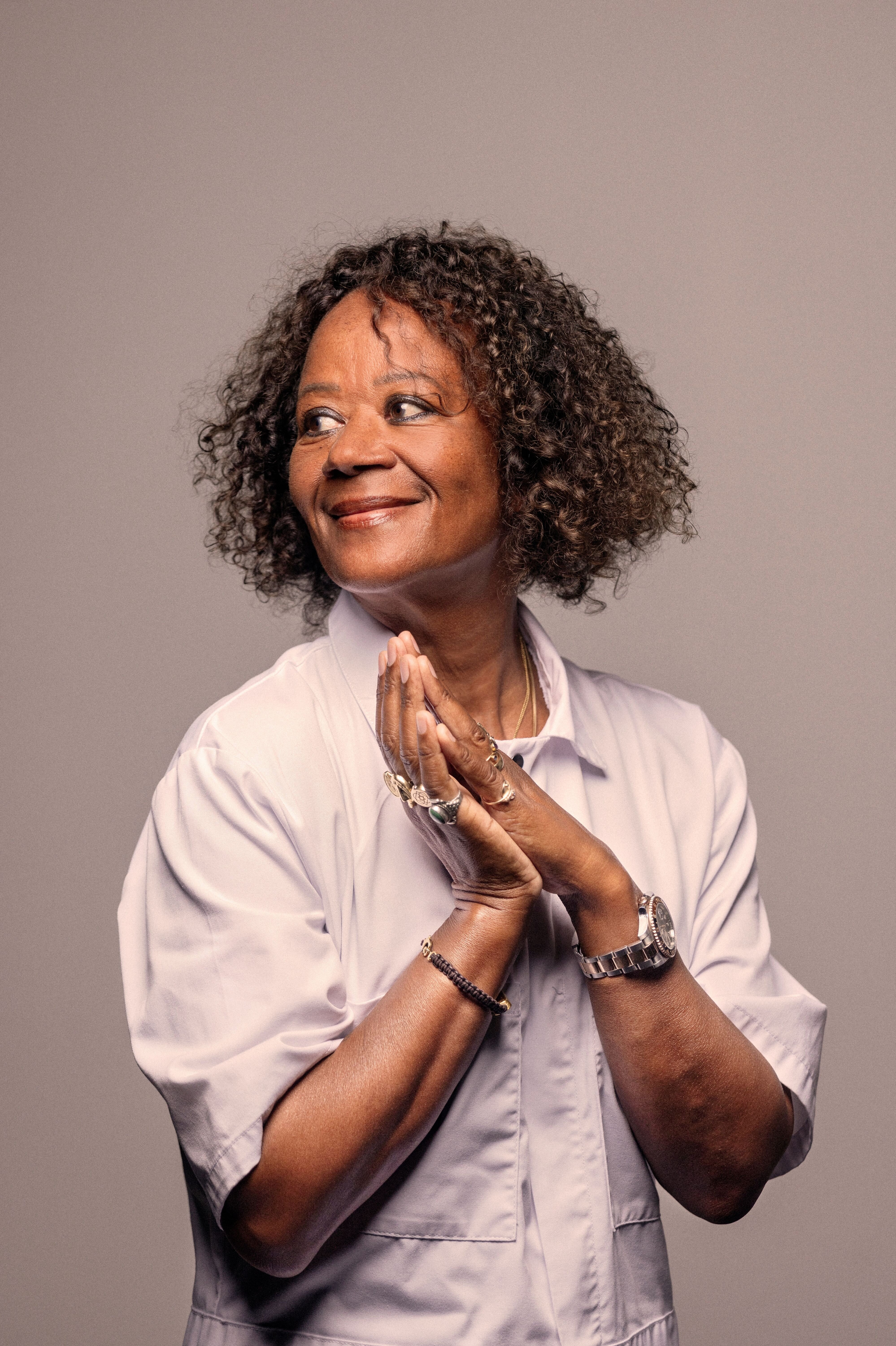 Ud over podcasten "En anden tid" er Hella Joof også aktuel med sin nye bog, "Joof doktrinen", som med hendes egne ord også " er skrevet med netop brobygning hen over generationskløften for øje". (PR-foto).