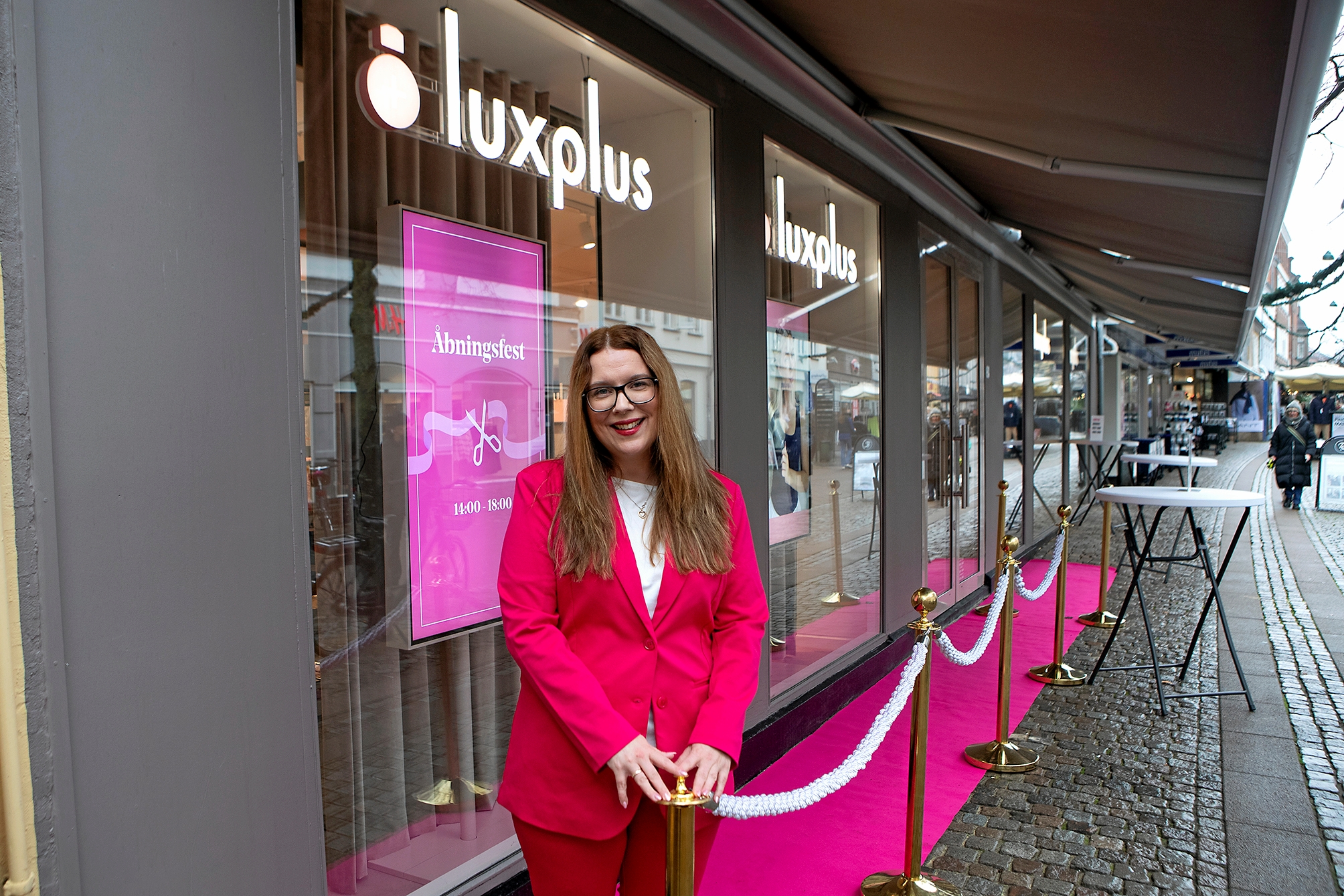 Tina Rode foran butikken i Skomagergade inden fredagens åbning, hvor hun vurderer, at der kom over 1000 kunder. - Kim Rasmussen Tina Rode foran butikken i Skomagergade inden fredagens åbning, hvor hun vurderer, at der kom over 1000 kunder.