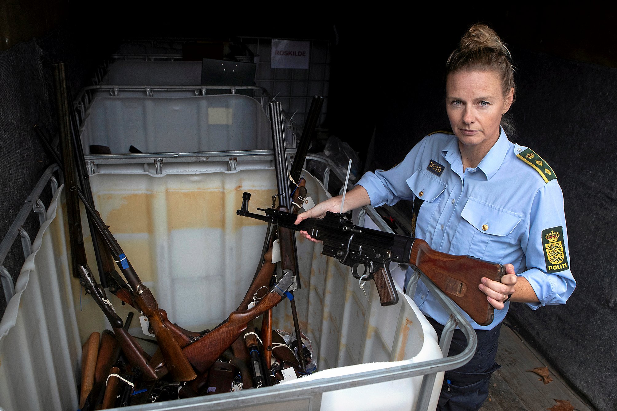 Vicepolitiinspektør Lene Sveigaard er glad for, at de har modtaget så mange våben. Her står hun med en AK-47.