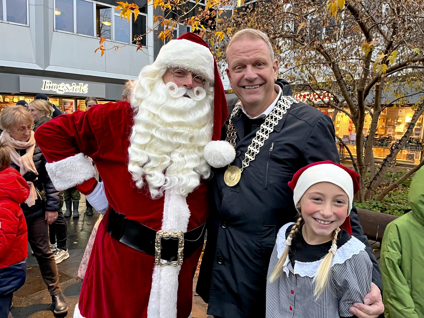 Julemanden og borgmesteren himself var mødt frem, da bymidten fredag satte gang i julen med julelys i gaden og på træet.