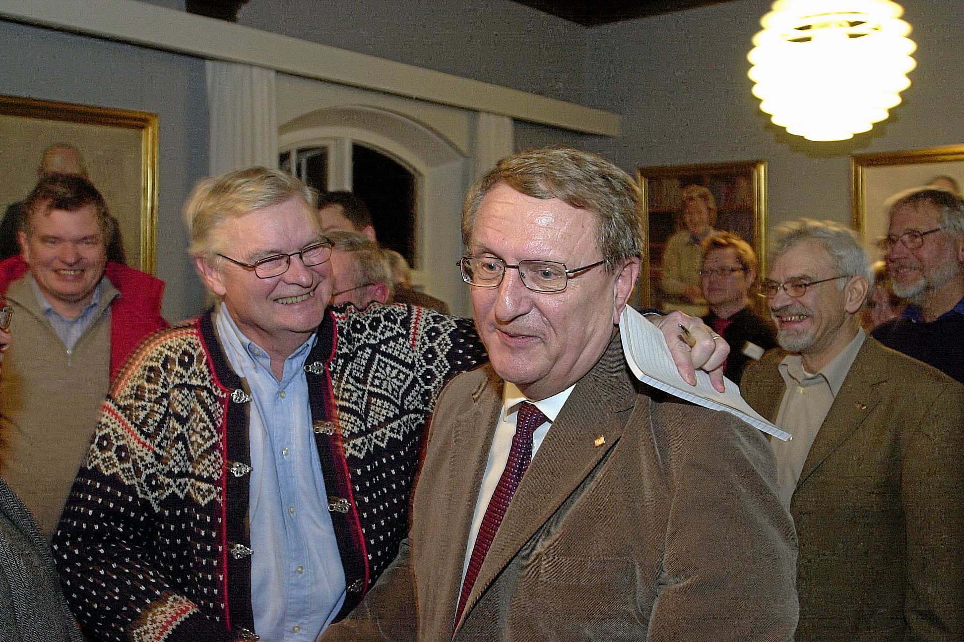 Valgnatten 2005. Kampagneleder Hans Christian Eisen ønsker Poul Lindor Nielsen tillykke med at have tilbageerobret borgmesterkontoret til Socialdemokratiet.