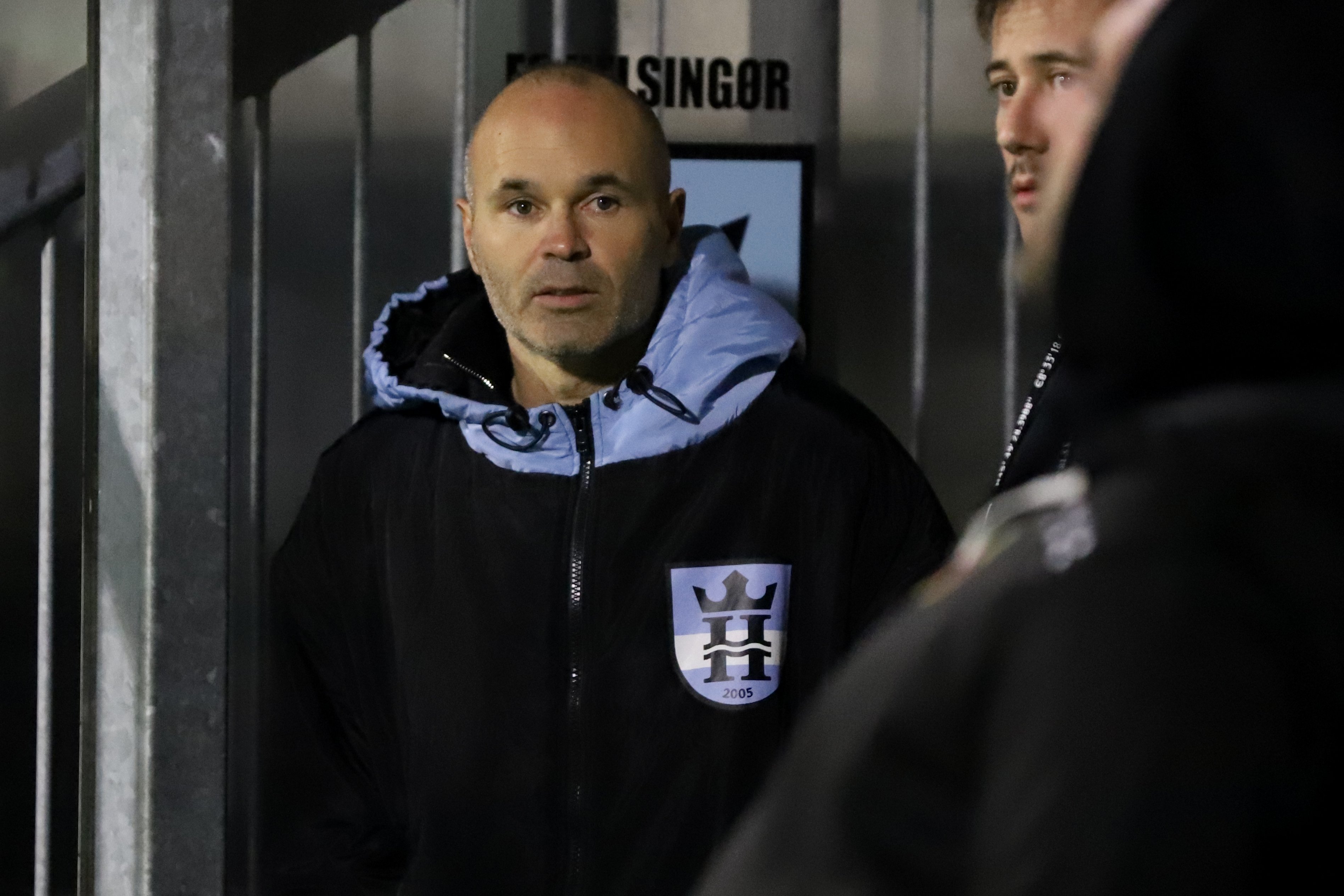 Det prominente ejerskab af fodboldklubben FC Helsingør er kommet bagud med stadionlejen. Her ses Andrés Iniesta, der ejer klubben gennem firmaet Never Say Never, på tribunen til en af sæsonens tidligere kampe.