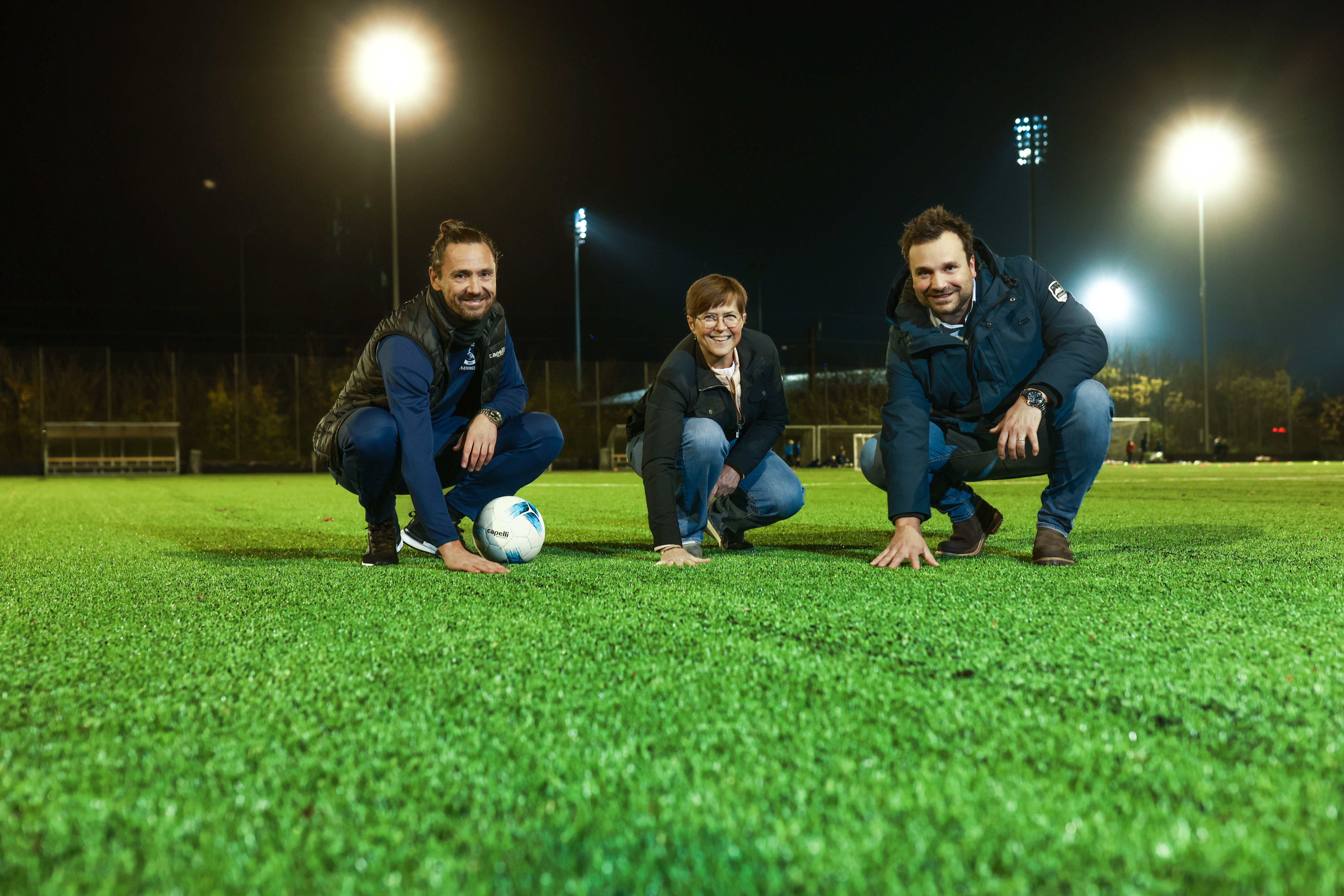 Herfølge Stadion har fået en ny fodboldbane med kunstgræs. På billedet ses Lene Møller Nielsen, Dennis Danry og Jan B. Larsen.