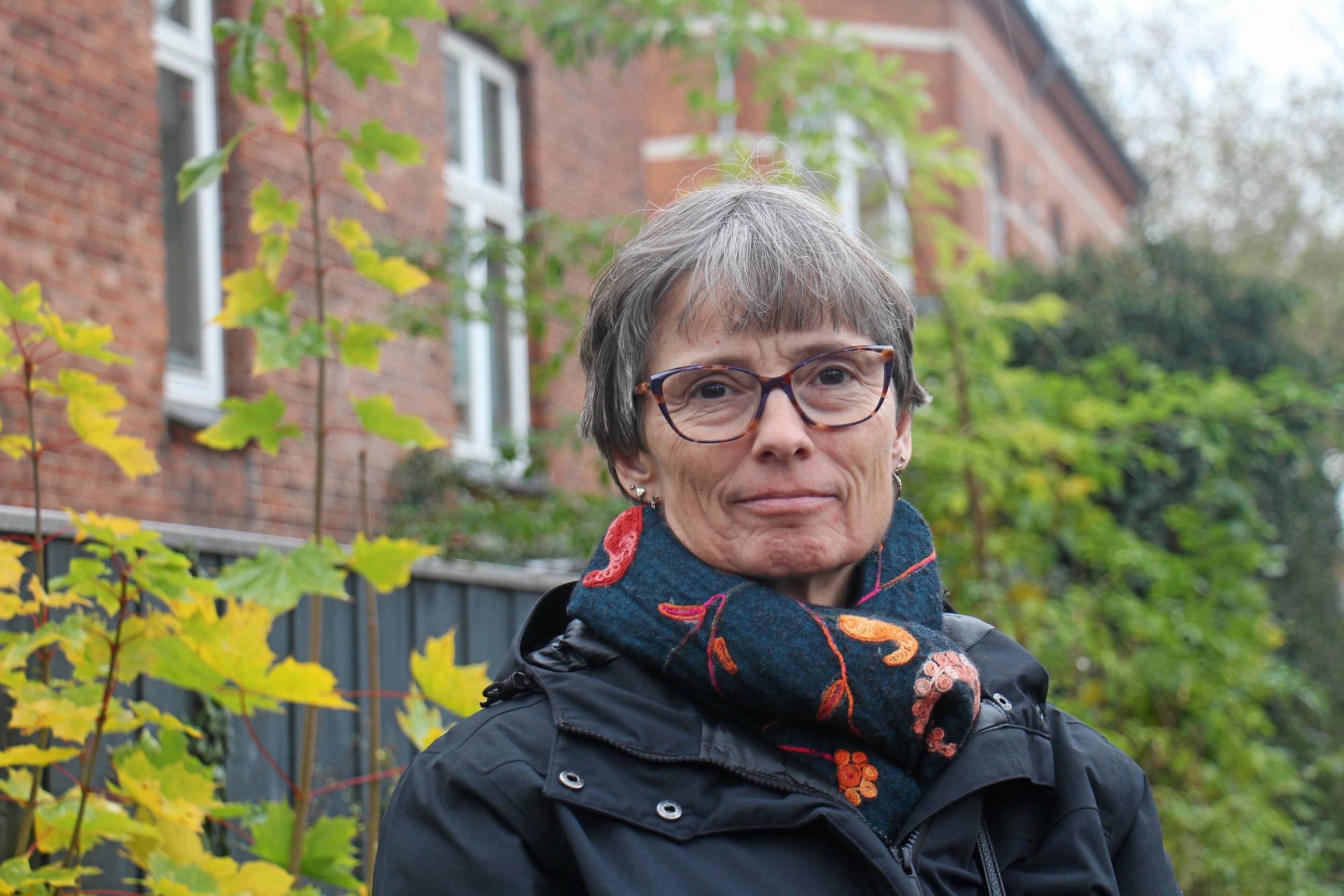 Det er ikke bare parfume, Ulla Bach Ågerup reagerer på. Det kan også være tryksværte og duftende blomster.