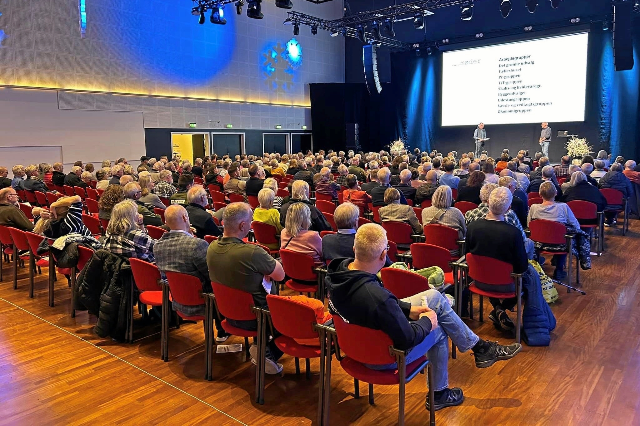 Så mange sad der i salen, da borgermødet begyndte. - Seniorbo Svogerslev Så mange sad der i salen, da borgermødet begyndte.