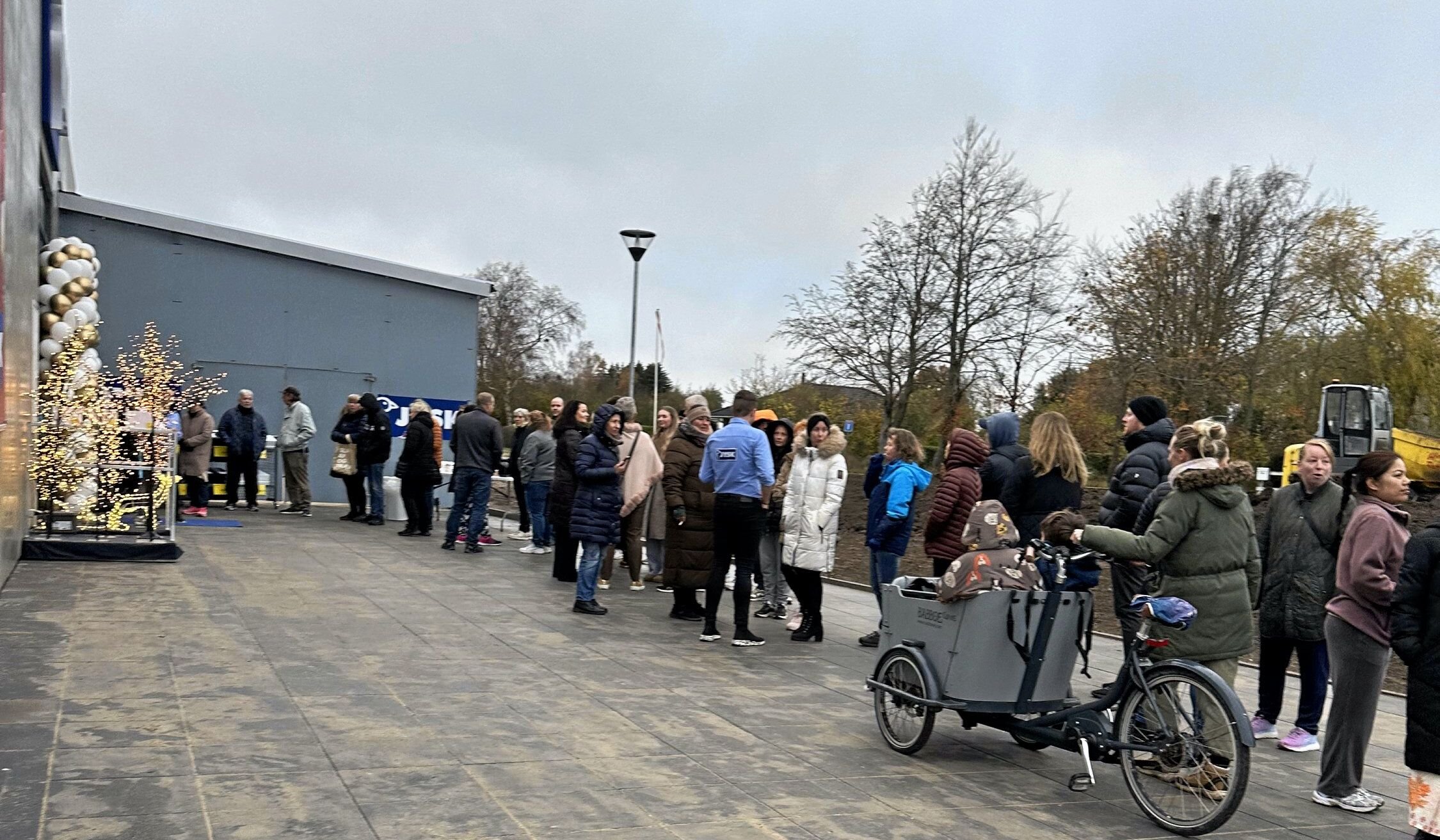 Kunderne blev fristet af de gode tilbud til at stille sig i kø foran butikken op til åbningen.
