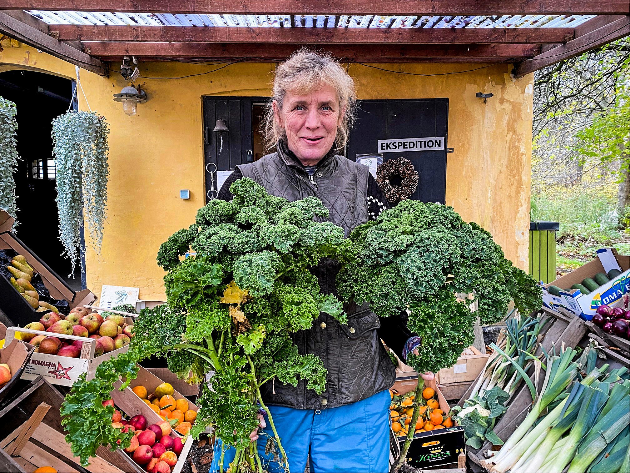 Siden 2008 har Anne Bente Lange haft "Bentes Gårdbutik" på Svalehøjgård, hvor hun har solgt alt fra fra blomster og gran til æg, løg og kartofler samt hjemmedyrkede grøntsager fra gårdens urtehave.