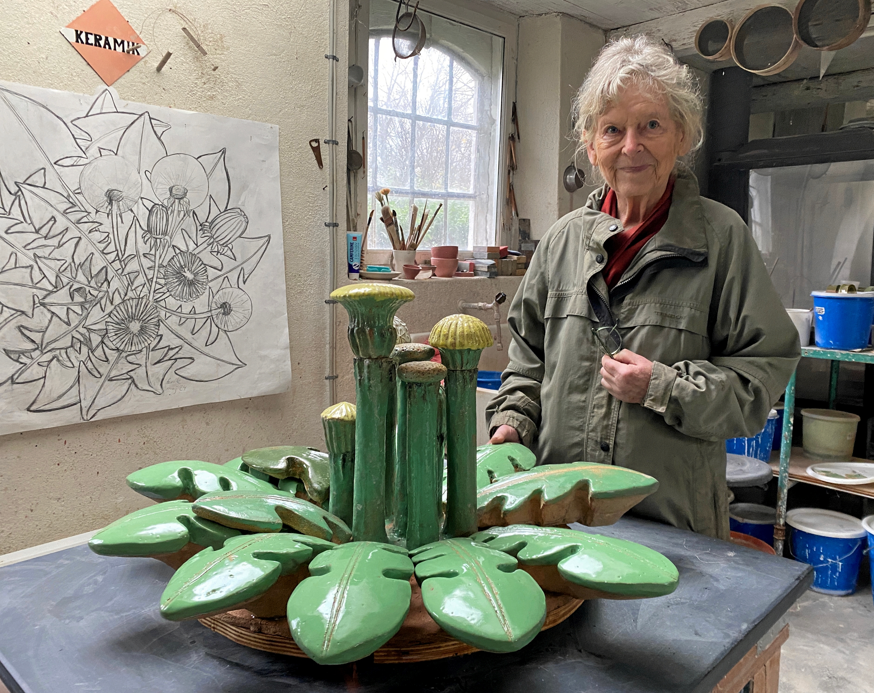 Ursula Munch-Petersen havde en forkærlighed for mælkebøtter også i sine værker. Her er hun fotograferet i sit værksted på Møn i vinteren 2024. - Mille Holst Ursula Munch-Petersen havde en forkærlighed for mælkebøtter også i sine værker. Her er hun fotograferet i sit værksted på Møn i vinteren 2024.