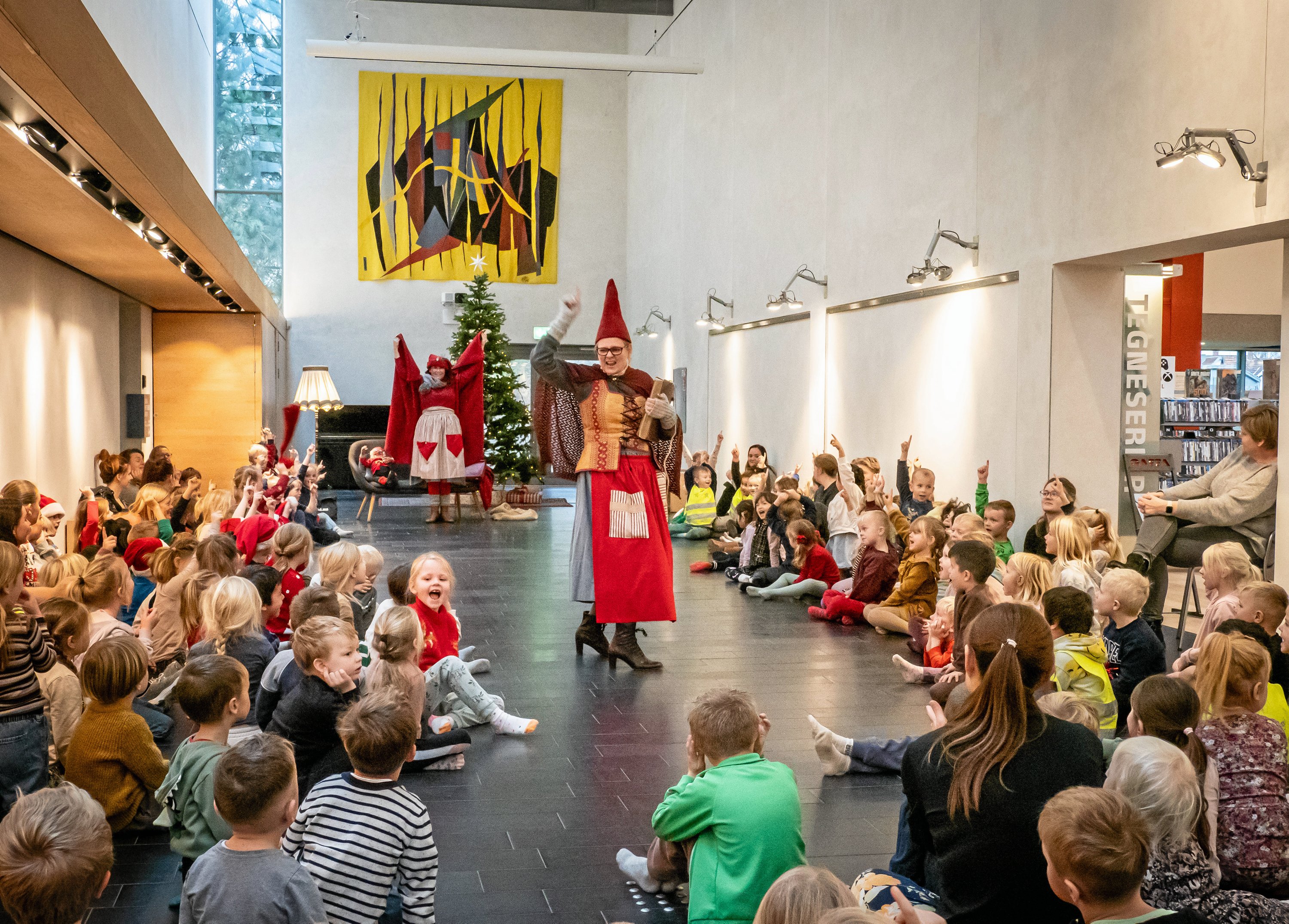 Nissekorpset lavede løjer onsdag på biblioteket foran næsten 200 børn.