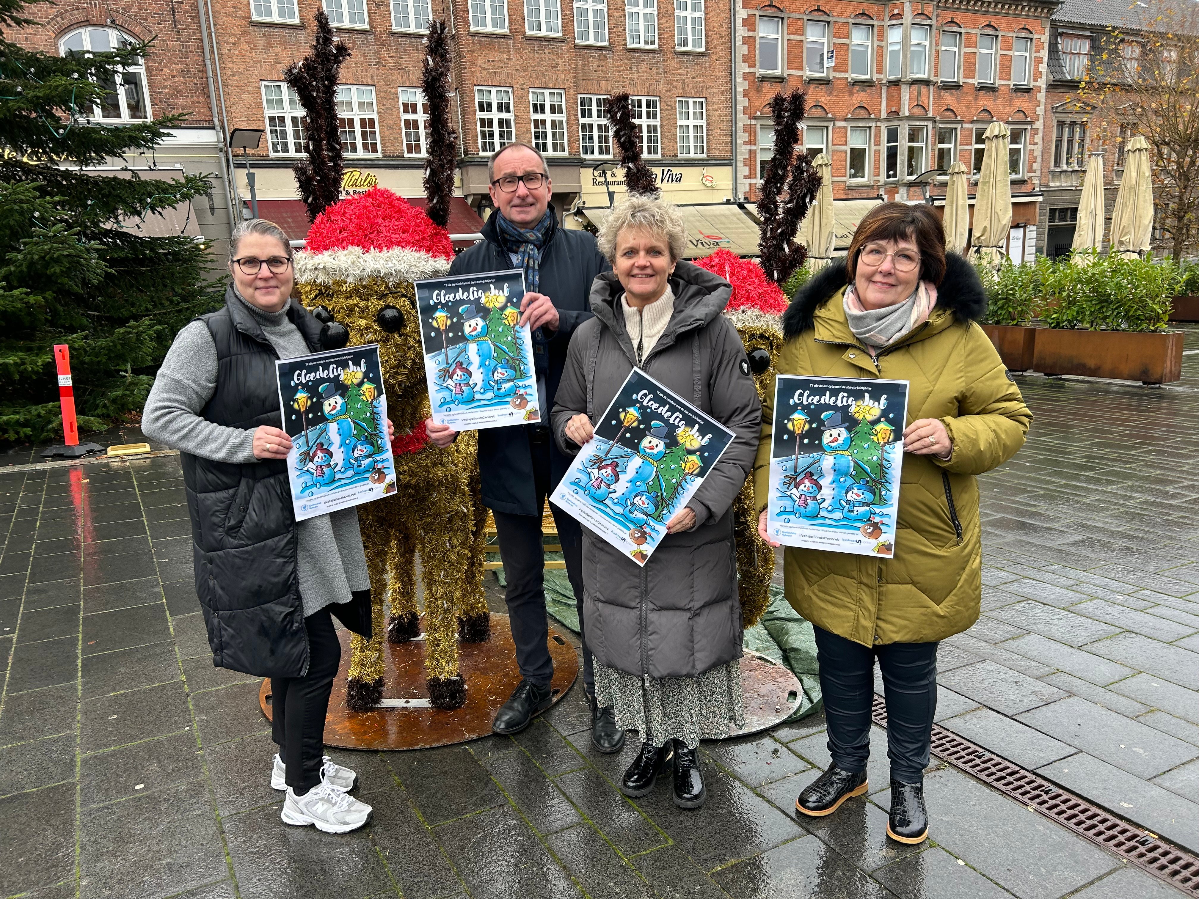 En ny julekalender med Den lille Kastaniehest er klar til julemåneden. På billedet ses fra venstre Sanne Elbæk, Sjællandske, Carsten Fich-Olsen, Fich Reklamebureau, Jane Dahl, VestsjællandsCentret og Helle Madsen, Business Slagelse.