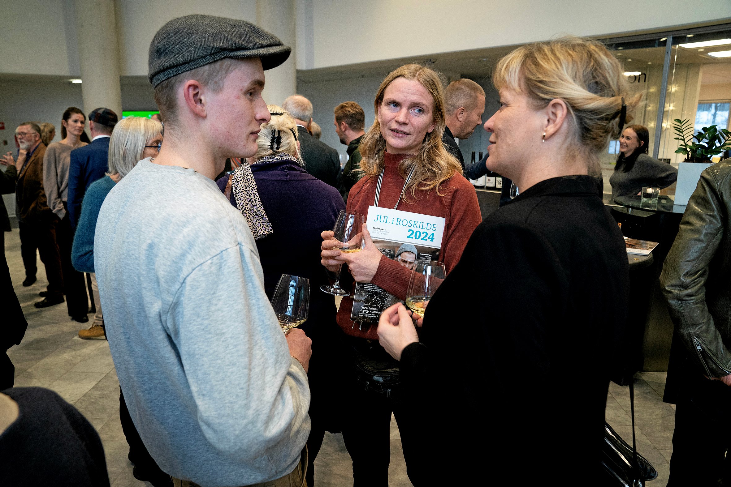 Bådebyggerlærling Oscar Kjær la Pia (tv) er med i dette års Jul i Roskilde i en artikel skrevet af Kathrine Meyer Jørgensen (midten) fra Vikingeskibsmuseet. Her ses de sammen med biskop Ulla Thorbjørn Hansen, som har også bidraget med en artikel.