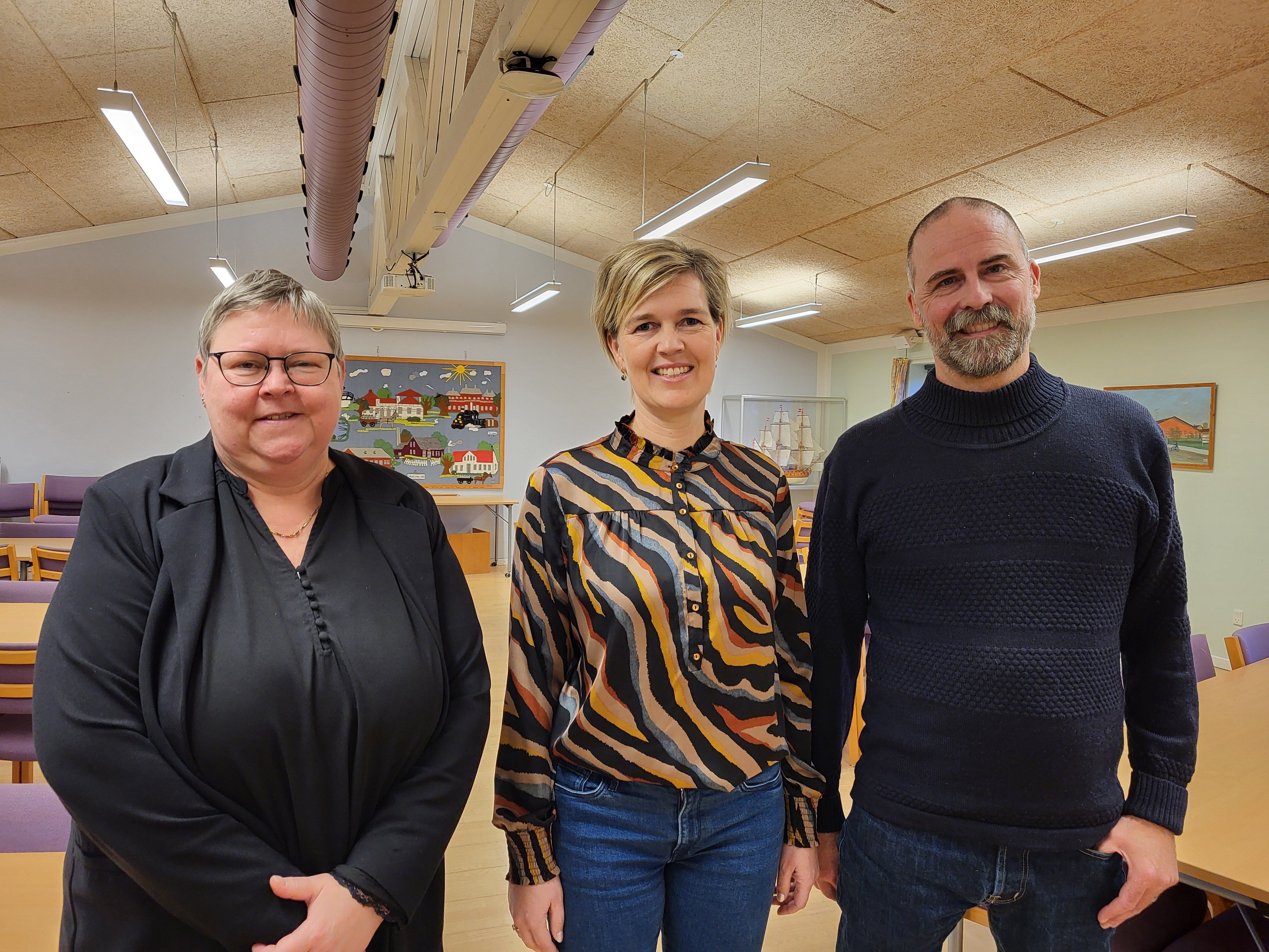 Biblioteksleder May-Britt Diechmann, udvalgsformand for Job, Social og Fritid, Anette Mortensen, og leder af Stevns Musikskole, Søren Dahl-Pedersen.