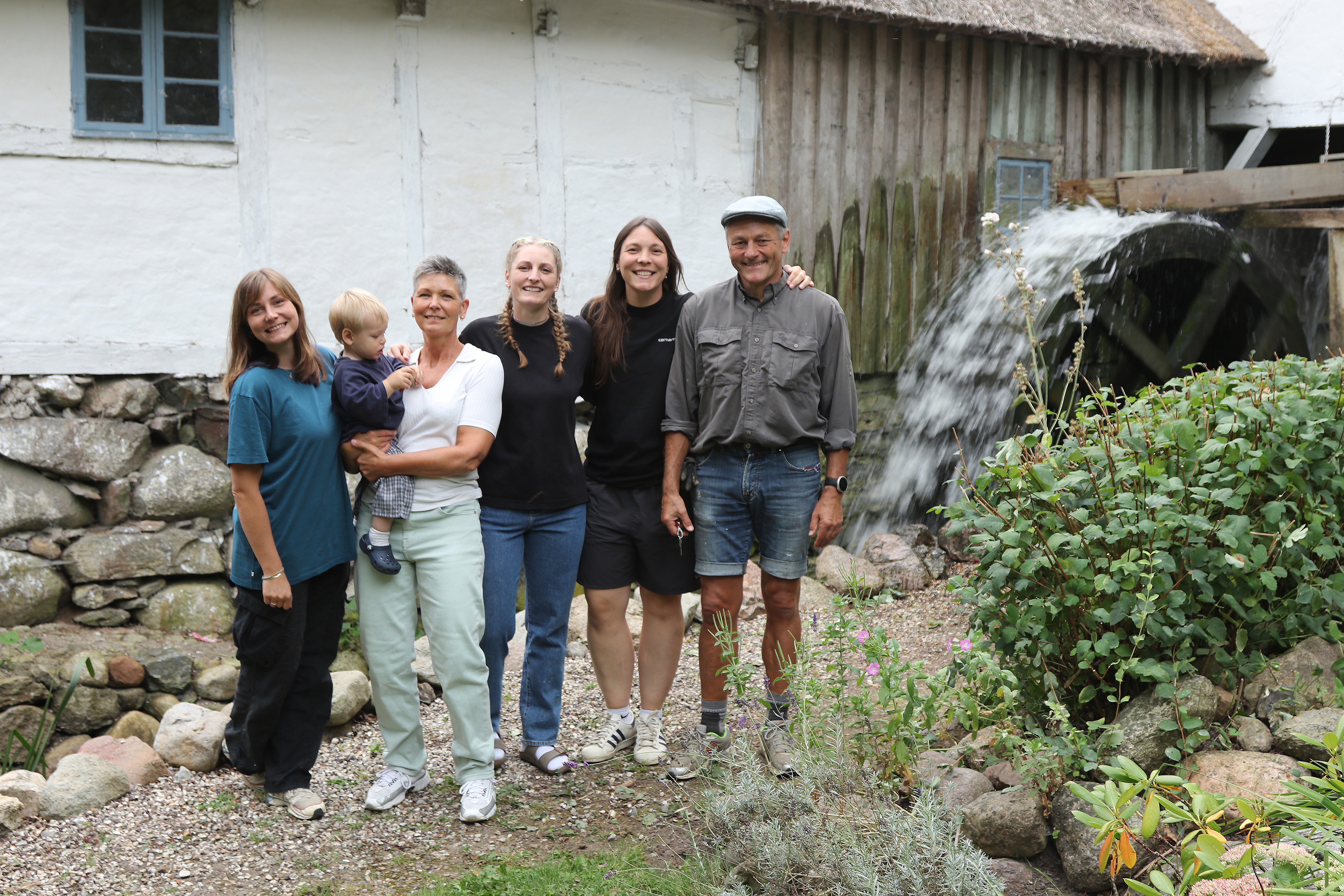 Blåbæk Mølle er sikret endnu en generation. Fra venstre: Tanja Kalum Nielsen, barnebarn Tore, Lisbeth Nielsen, Katja Nielsen, svigerdatter Iben og Steen Kalum Nielsen.