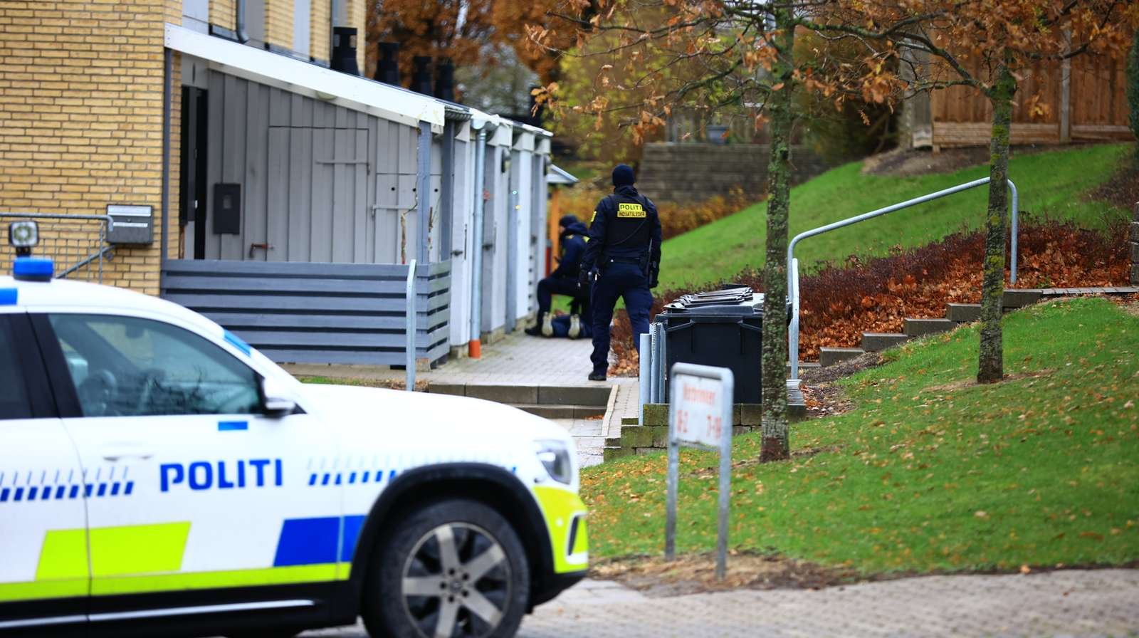 Bevæbnet politi har anholdt en 35-årig mand, der havde fremsat trusler.