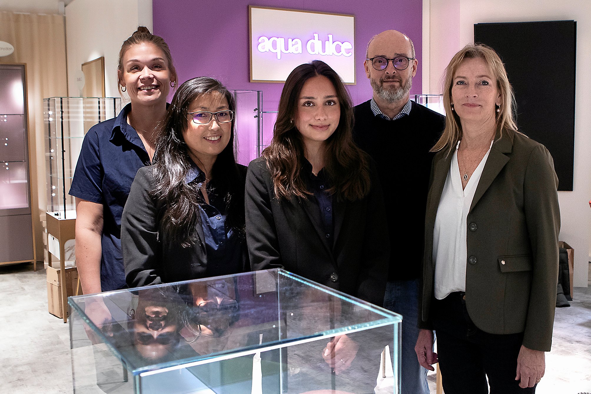 Frank Müller og Susanna Müller (yderst th) trak på deres unge ansattes viden, da de skulle åbne Müllers & More på Ro's Torv. Fra venstre ses Camilla Kruuse, Kika Engraf og Isabel Weihrauch.