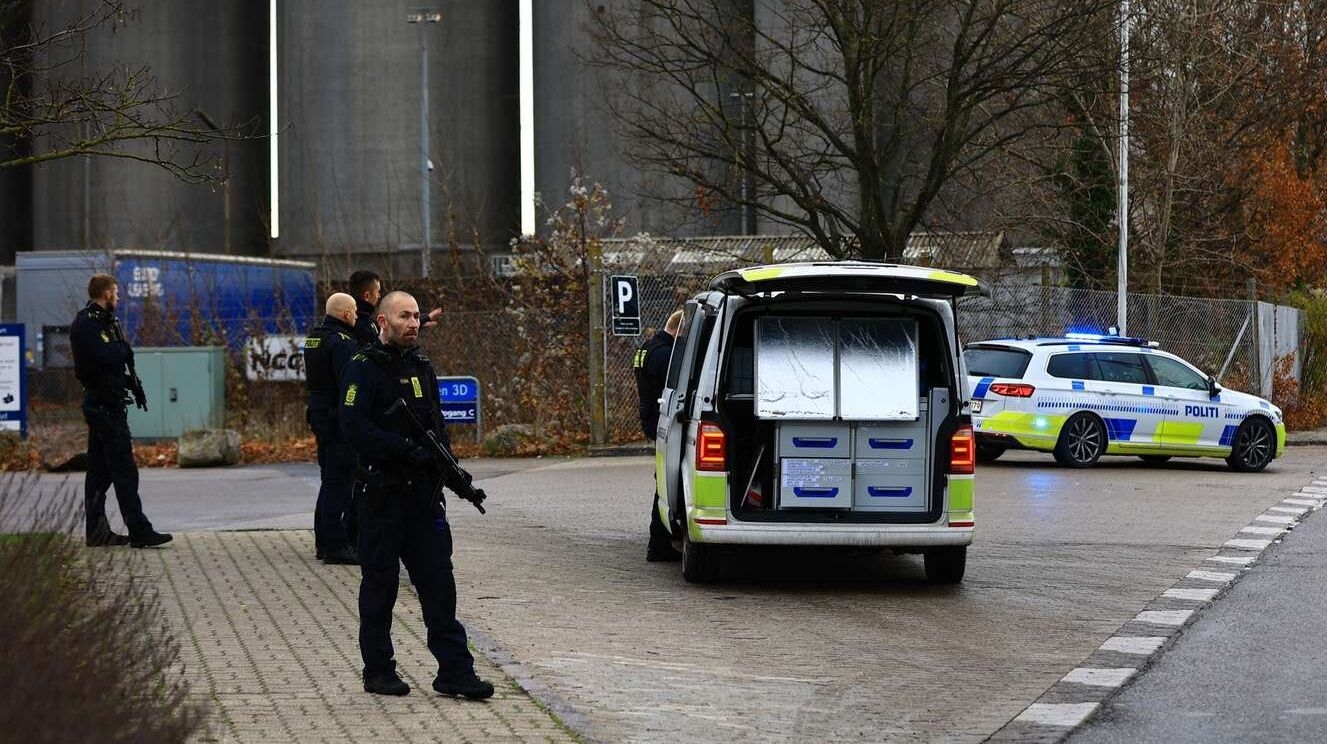 Bevæbnet politi foran indkørslen til FGU-skolen på Norvangen i Korsør. - Presse-fotos.dk Bevæbnet politi foran indkørslen til FGU-skolen på Norvangen i Korsør.