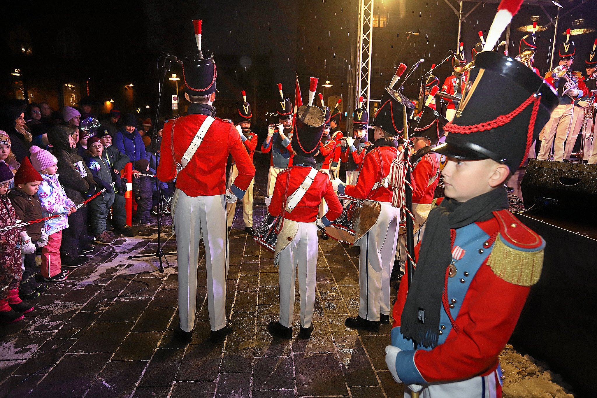Sneen dalede, mens Roskilde Garden spillede. - Allan Nørregaard Sneen dalede, mens Roskilde Garden spillede.