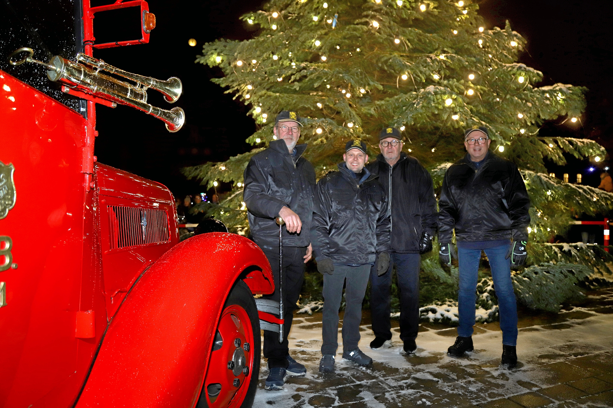 Roskilde Stigeholdere har deltaget i juletræstændingen på Stændertorvet i årevis med den gamle stigevogn. - Allan Nørregaard Roskilde Stigeholdere har deltaget i juletræstændingen på Stændertorvet i årevis med den gamle stigevogn.