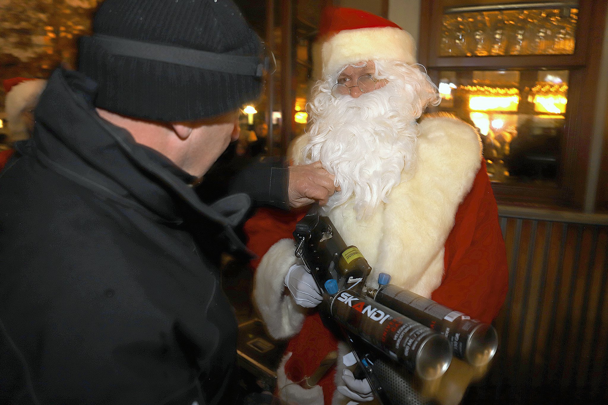 Julemanden gør flammekasteren klar, inden han skal tænde juletræet.