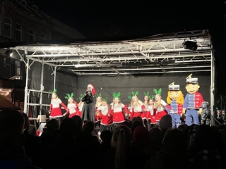 Benedikte Gjerulff sang tre julesange i forbindelse med arrangementet. Med sig på scenen havde hun danseglade børn. - Peter Rubek Utzon Benedikte Gjerulff sang tre julesange i forbindelse med arrangementet. Med sig på scenen havde hun danseglade børn.
