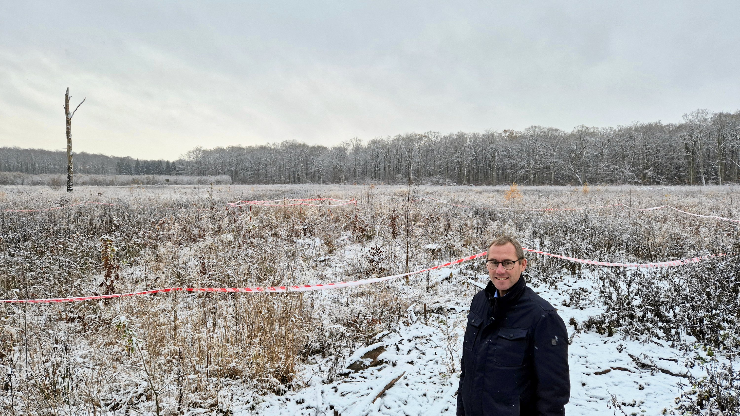 I det her område kan en af de udskældte møller komme til at stå. Afspærringen viser, hvordan møllefoden bliver omkring 30 meter i diameter.