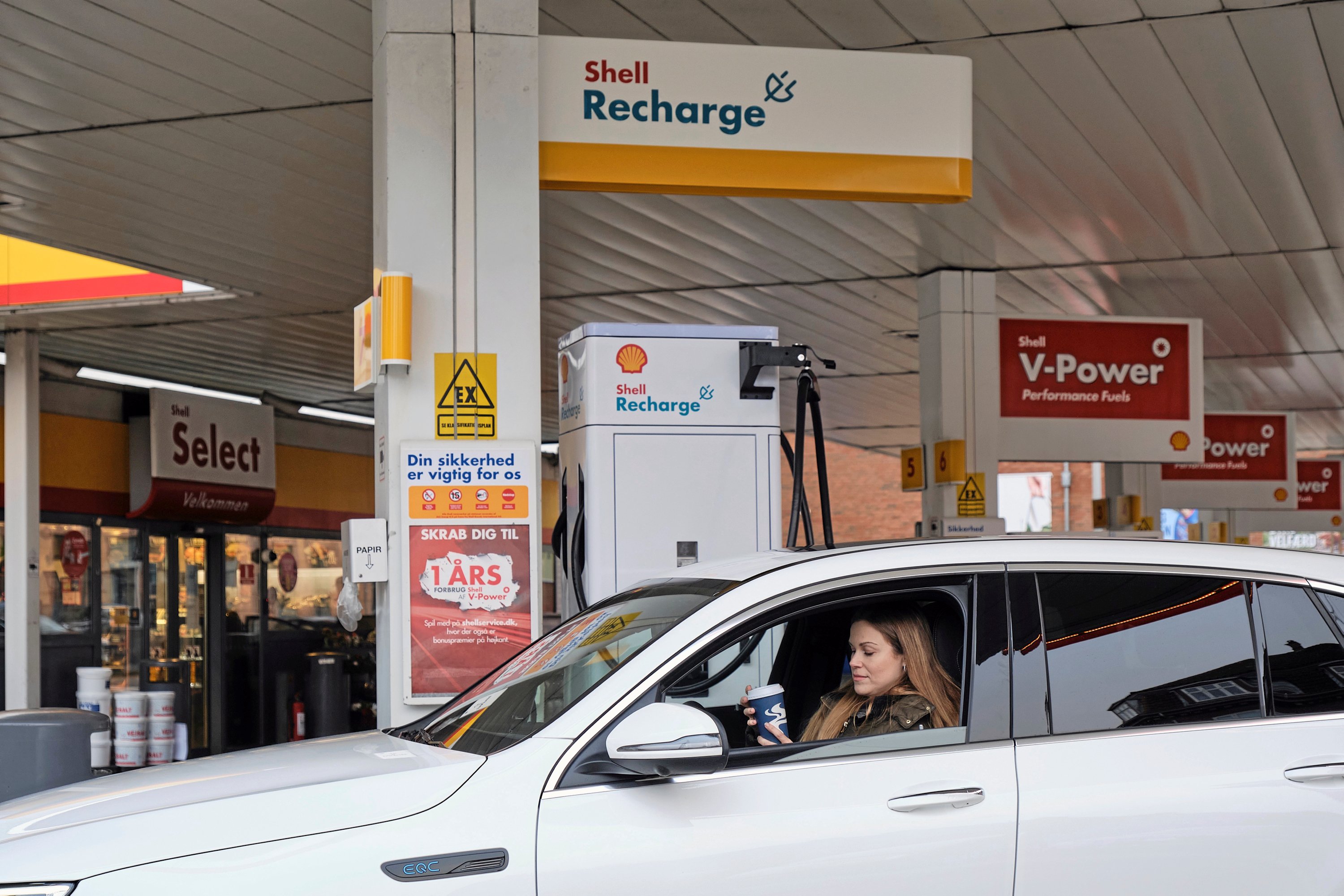 Frem til midnat den 31. december 2024 kan elbilister nu lynlade til en af markedets laveste KW-priser på Shell på Usserød Kongevej i Hørsholm og 65 andre Shell-tankstationer med deres nyeste betalingskort.